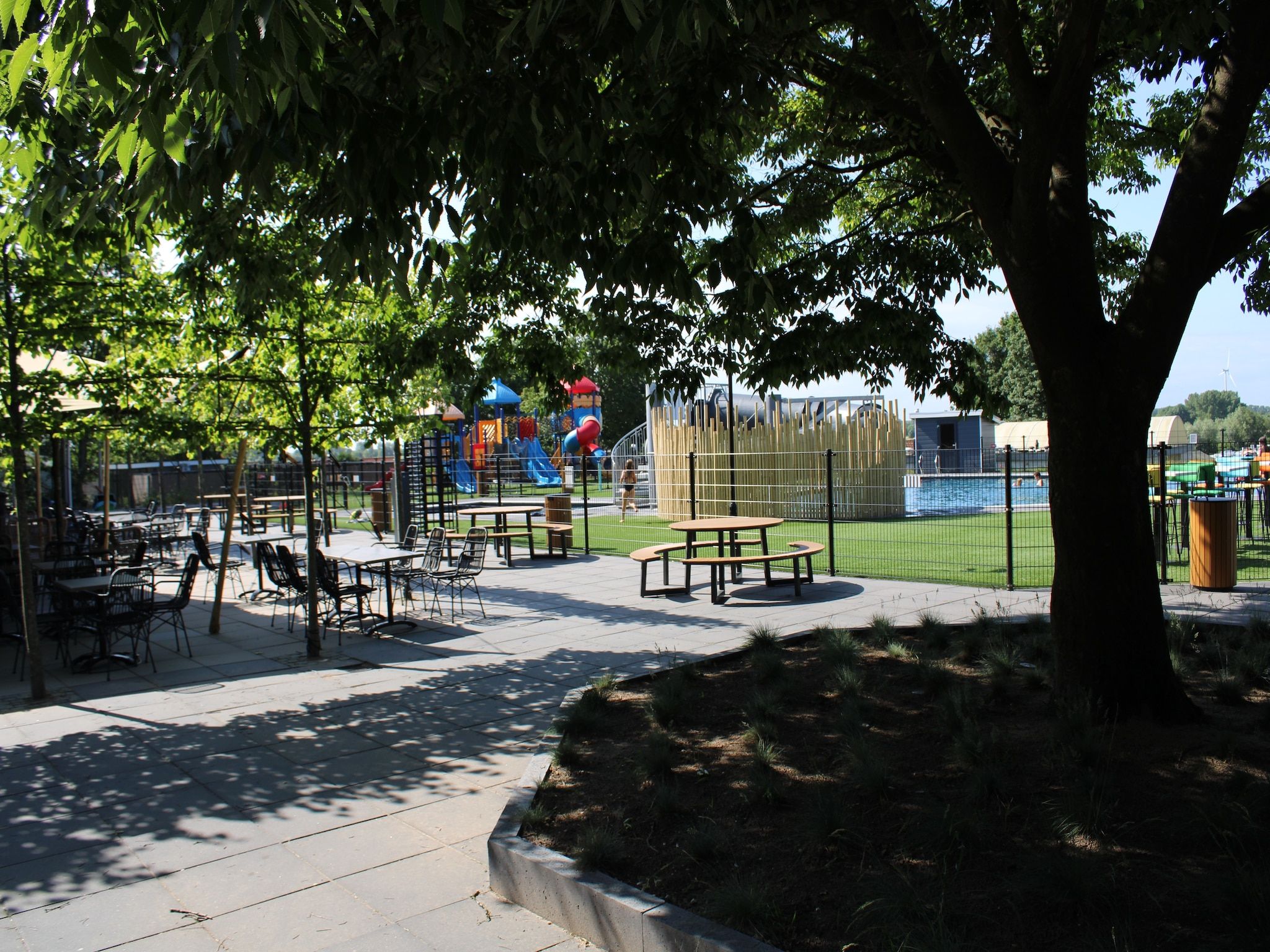Parkfaciliteiten bij Recreatiepark Rhederlaagse Meren 7 in Lathum