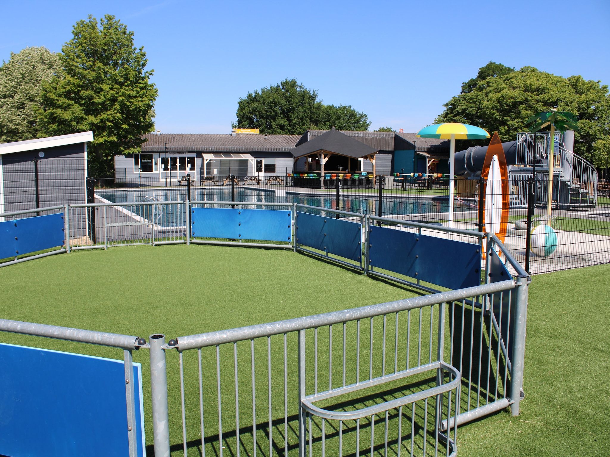 Parkfaciliteiten bij Recreatiepark Rhederlaagse Meren 7 in Lathum