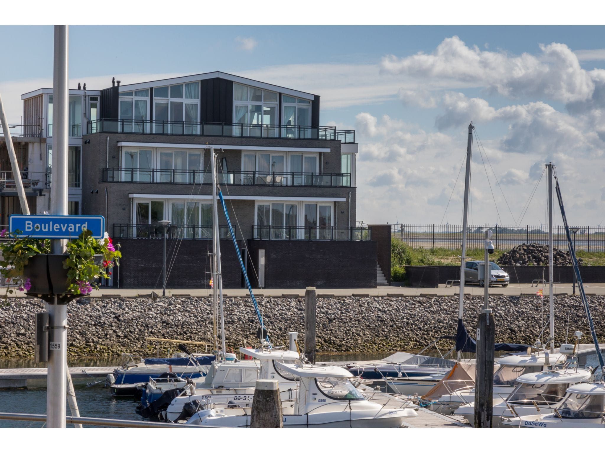 De buitenkant van Havenweg 8-18 in St. Annaland