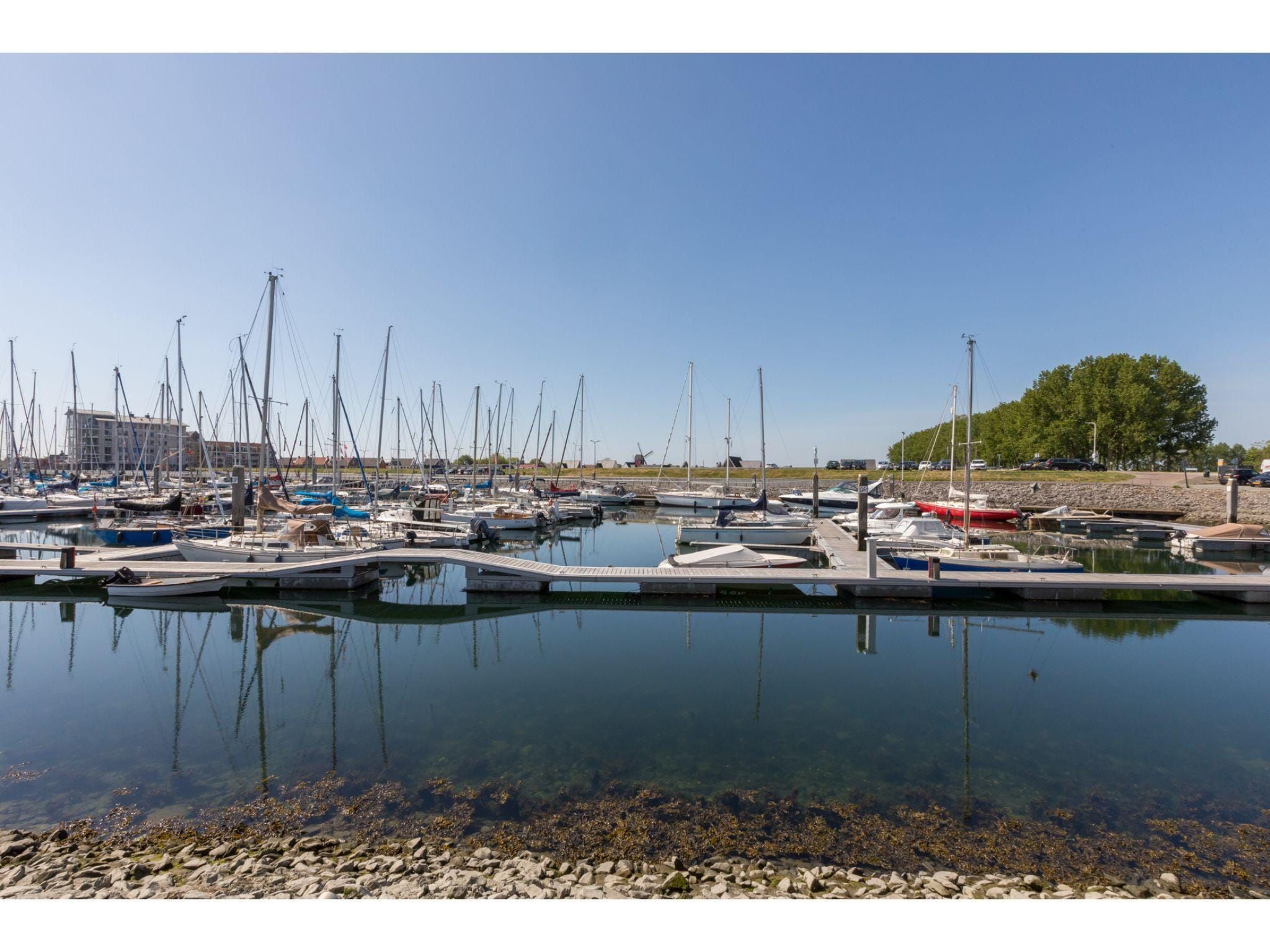 Het uitzicht vanaf Havenweg 8-18 in St. Annaland