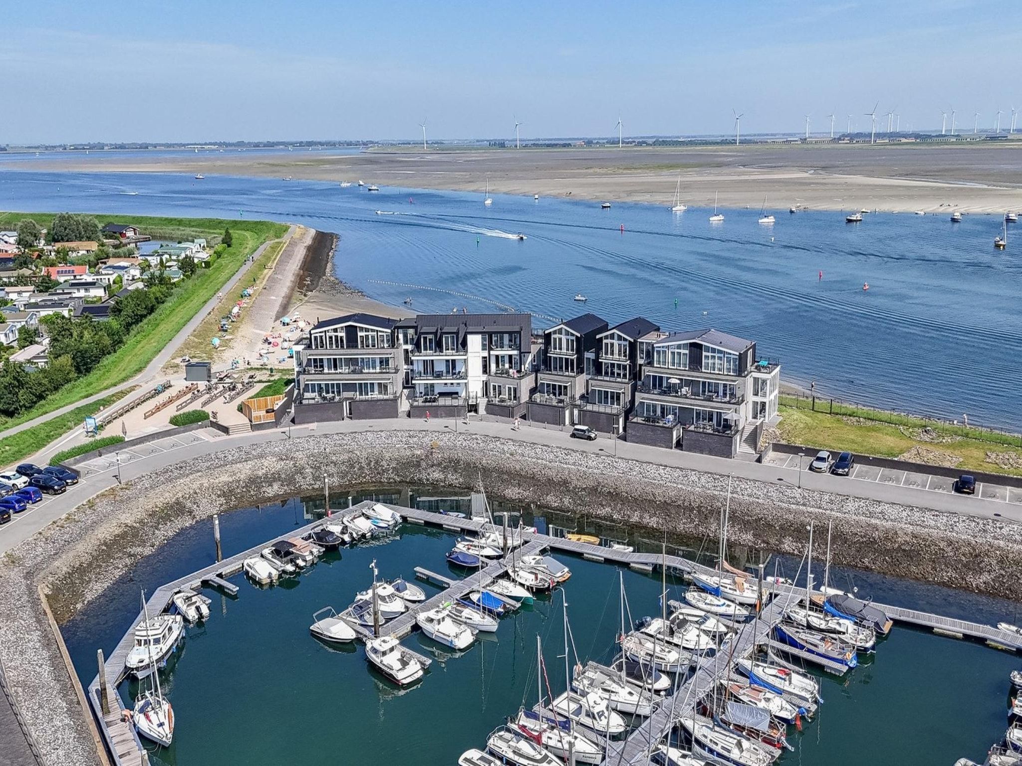 De buitenkant van Havenweg 8-18 in St. Annaland