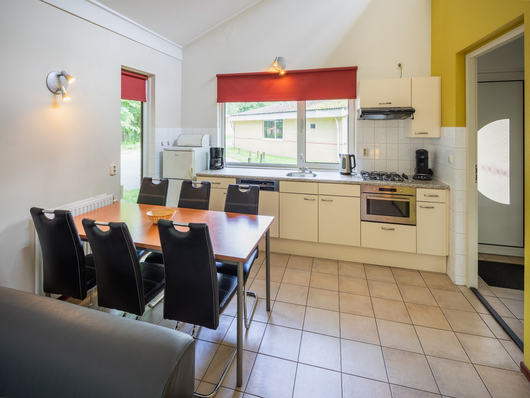 De keuken van Vakantiepark de Berkenhorst 12 in Kootwijk