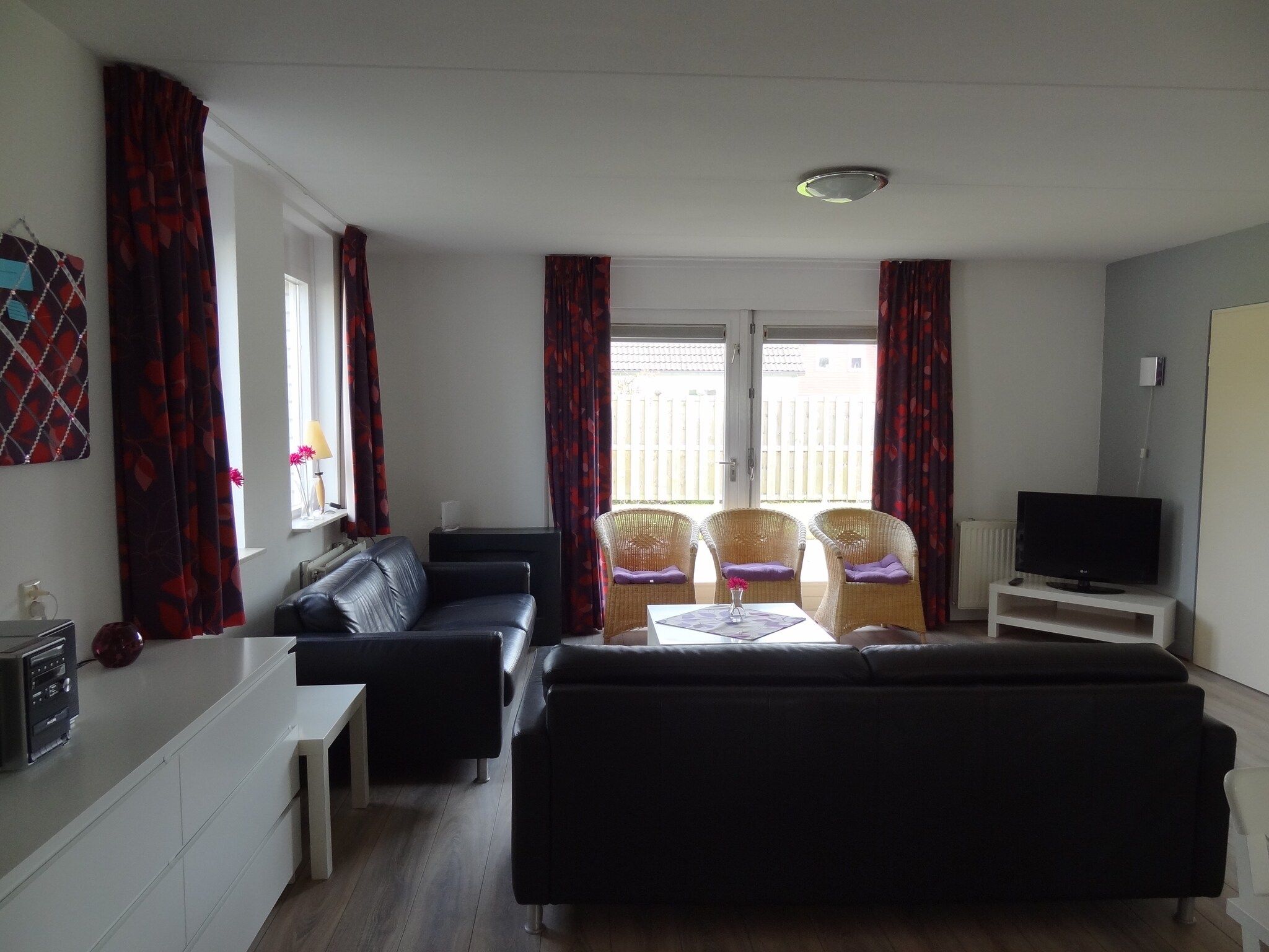 De woonkamer van Villapark De Oesterbaai 15 in Wemeldinge
