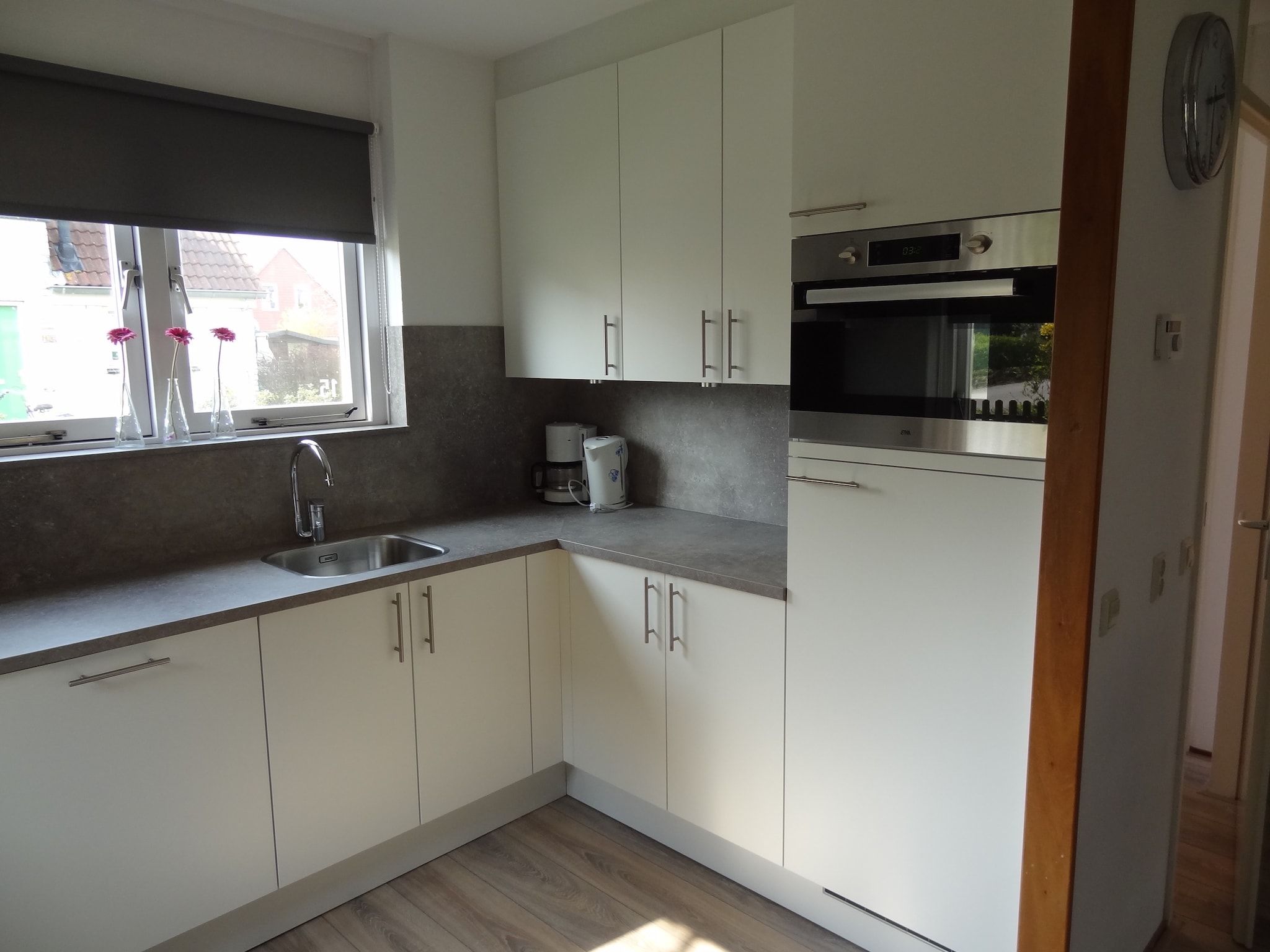 De keuken van Villapark De Oesterbaai 15 in Wemeldinge