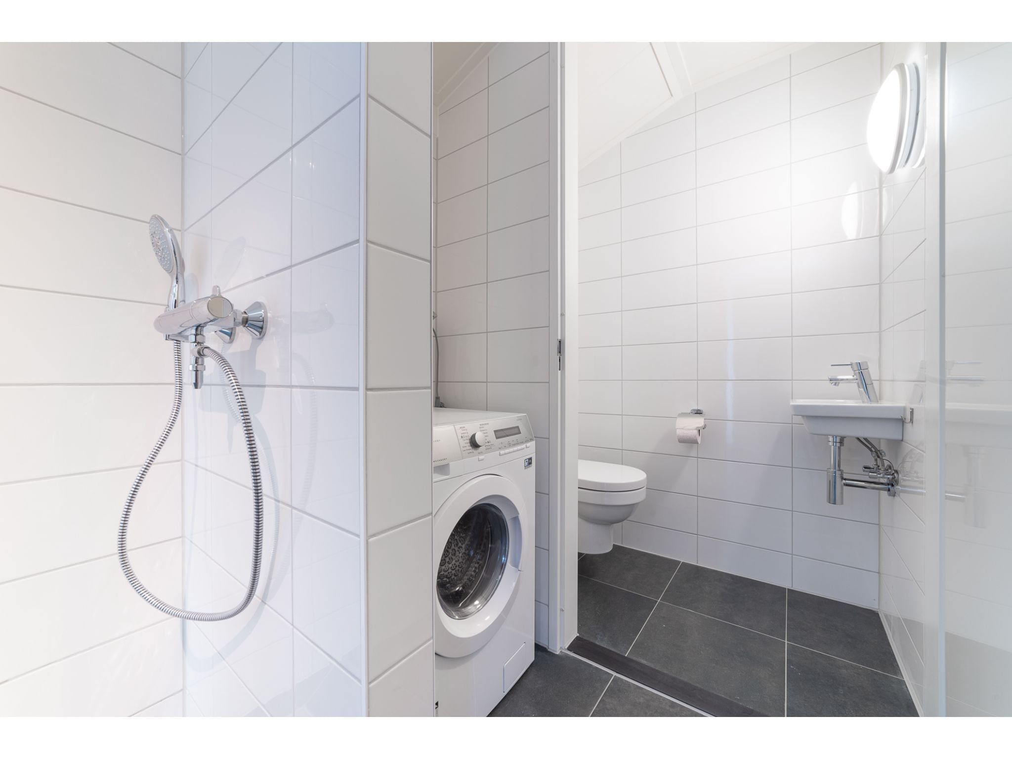 De badkamer van 8 persoons vrijstaand met jacuzzi in Colijnsplaat