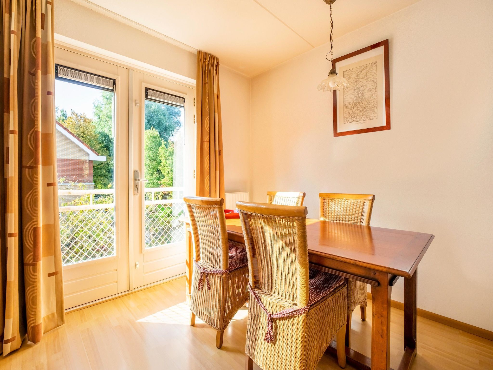 De eetkamer van Vakantiewoning Blauw in Hoorn