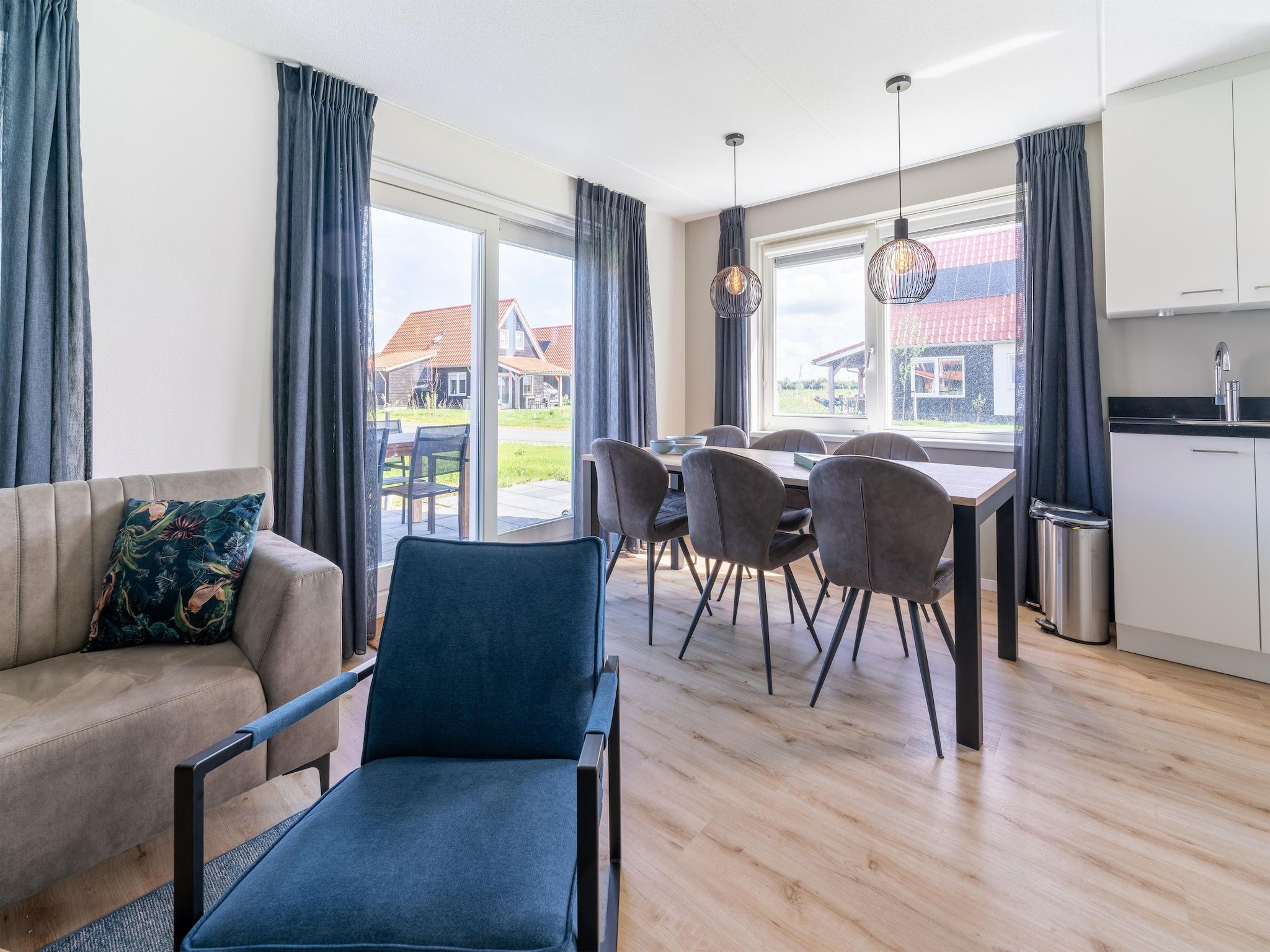 De eetkamer van De Scholekster Huis Nr 29 in Scherpenisse
