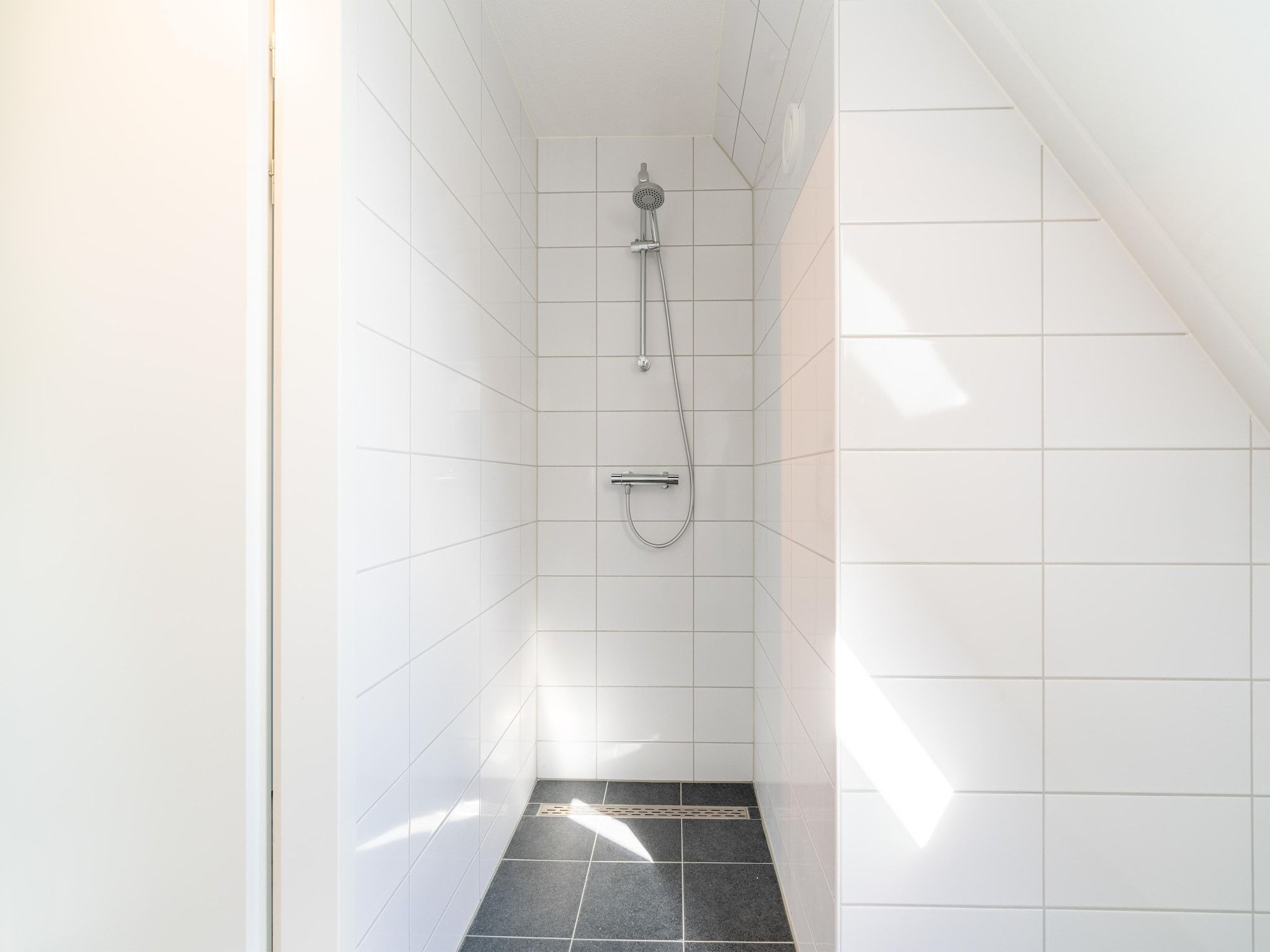 De badkamer van De Scholekster Huis Nr 29 in Scherpenisse