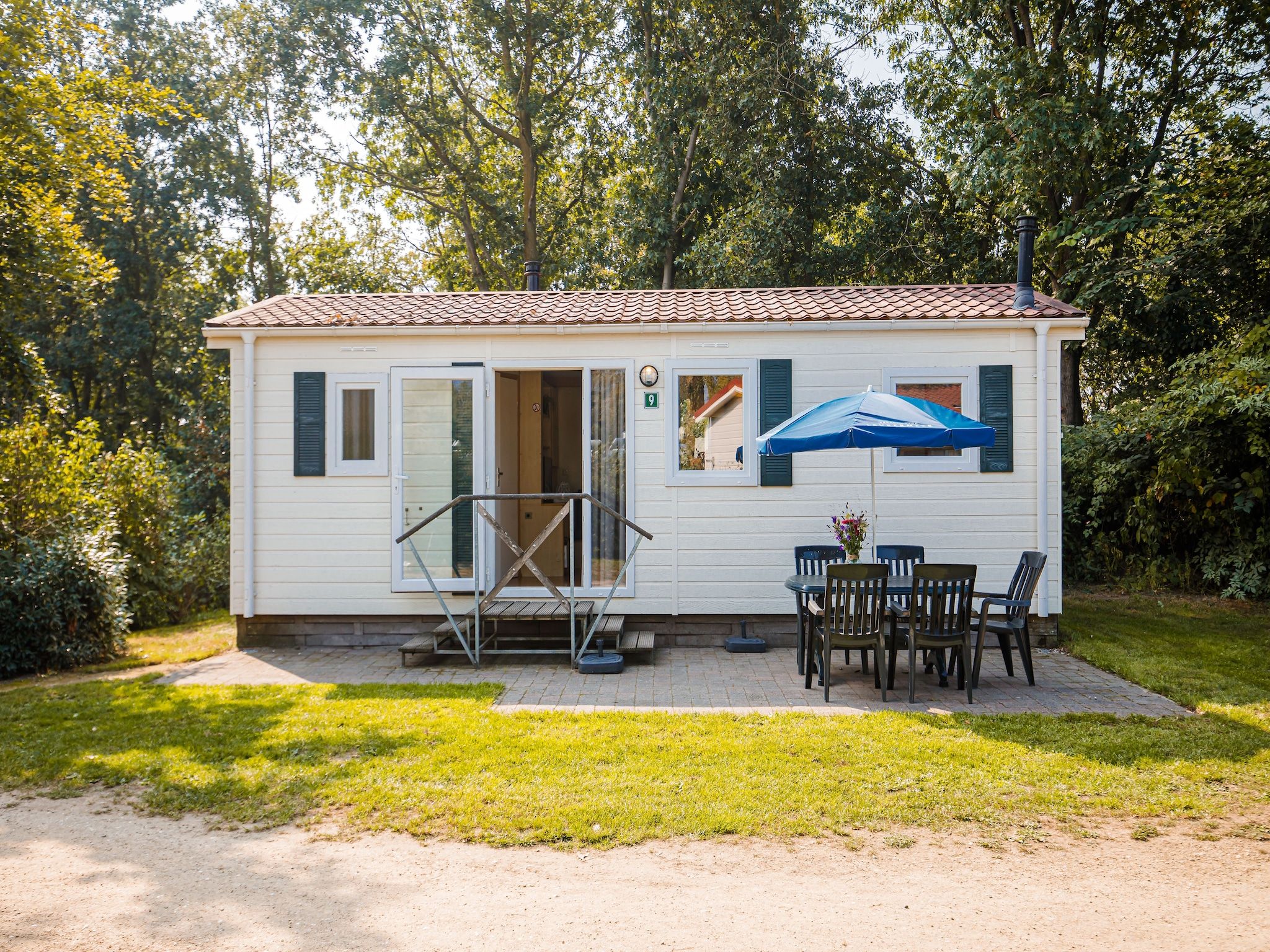 Het terras van Vakantiepark Leukermeer 1 in Well