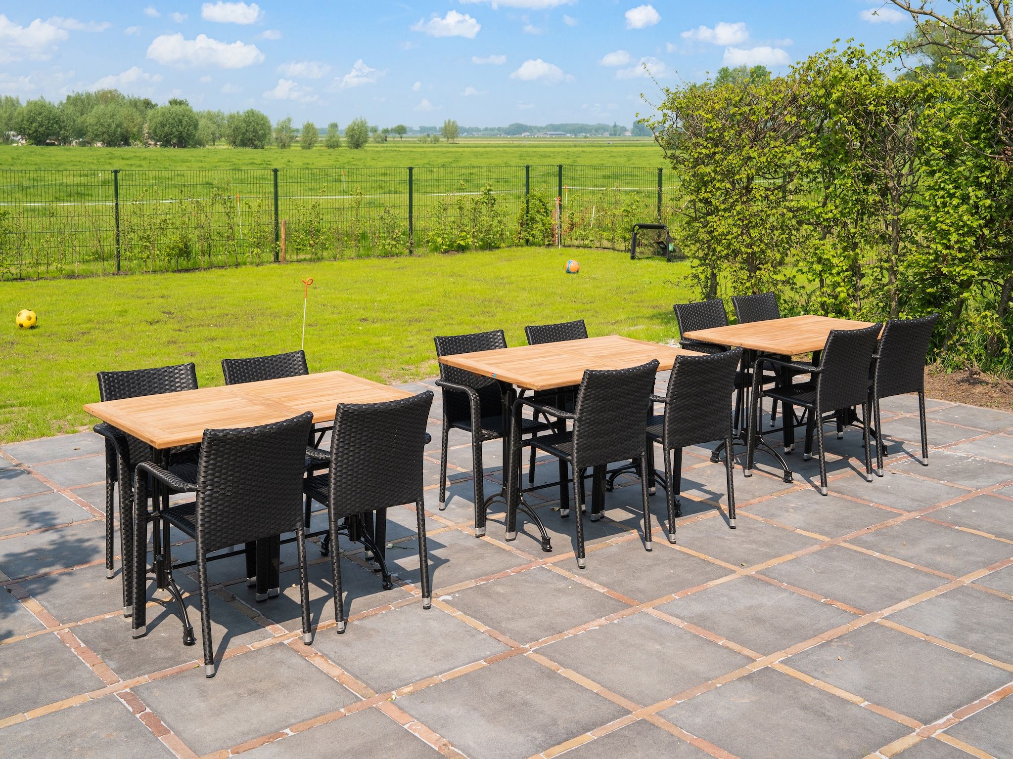 Het terras van The Old Farmhouse in Montfoort
