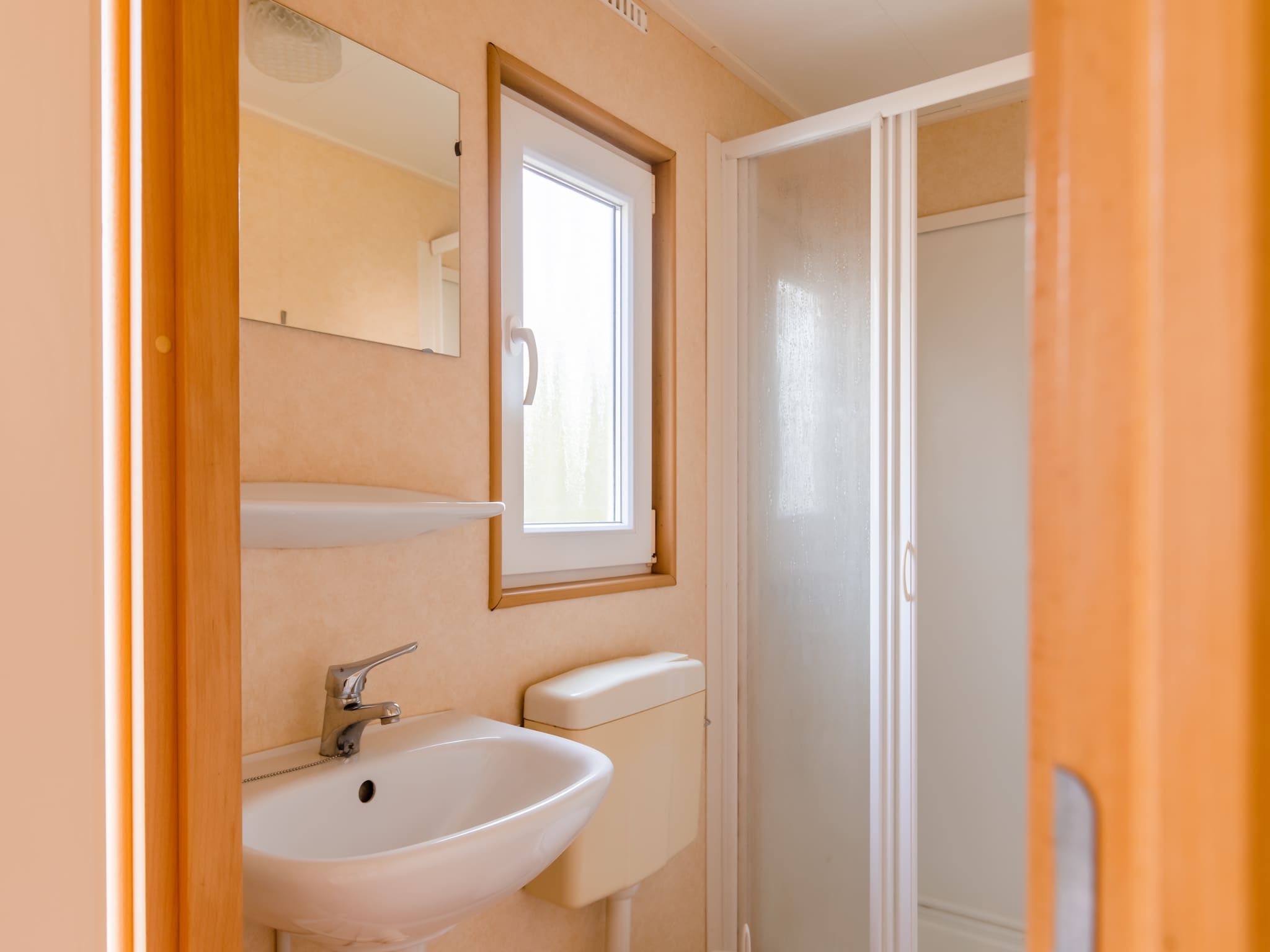 De badkamer van Vakantiepark Leukermeer 3 in Well