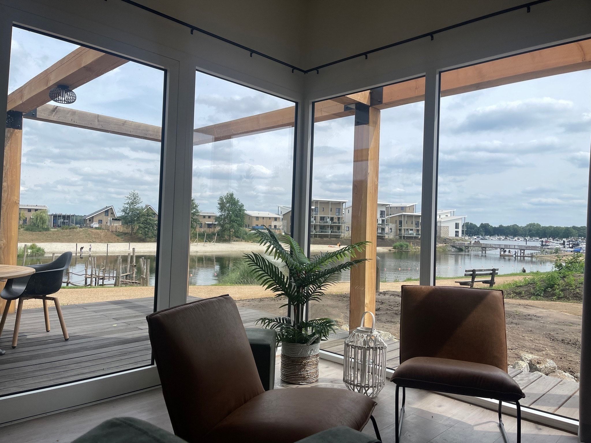 De woonkamer van Vakantiepark Leukermeer 7 in Well