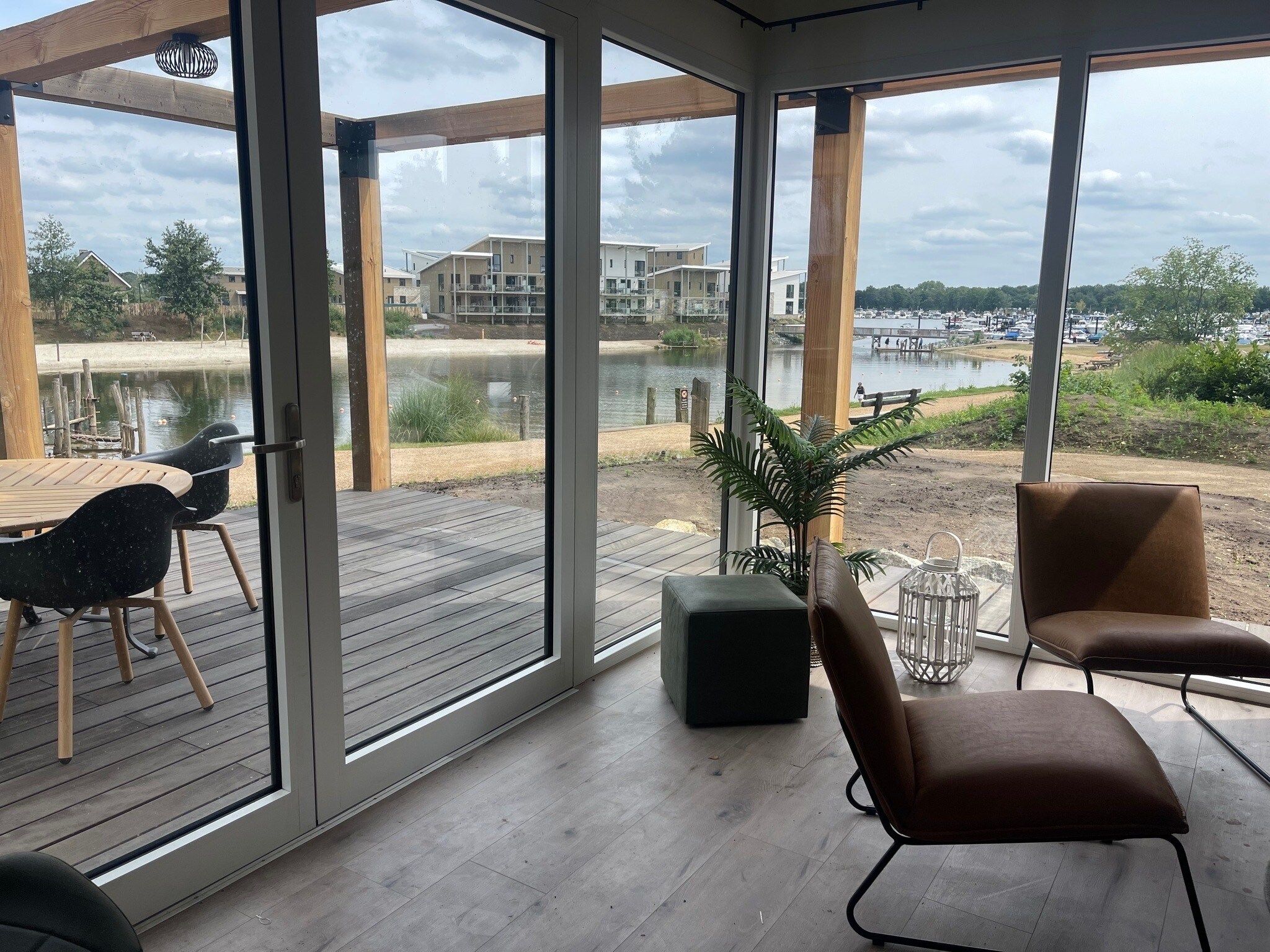 De woonkamer van Vakantiepark Leukermeer 7 in Well