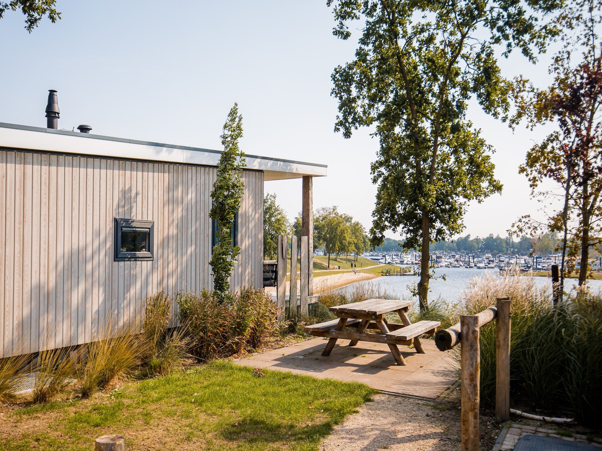 Het terras van Vakantiepark Leukermeer 9 in Well