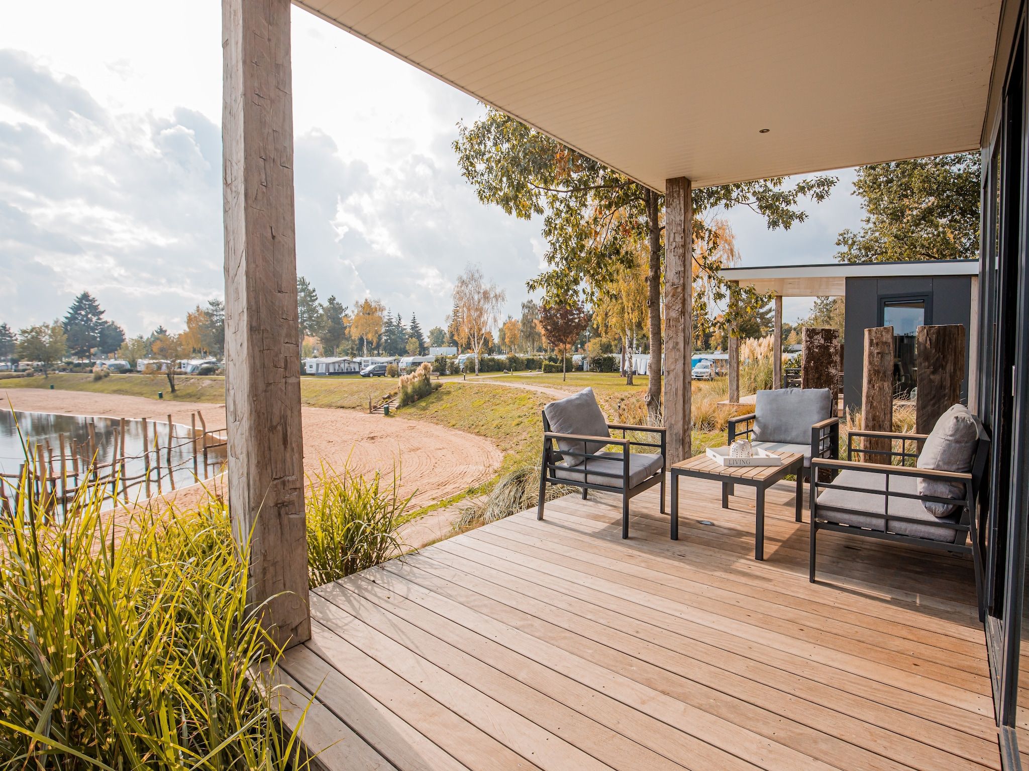 Het terras van Vakantiepark Leukermeer 9 in Well