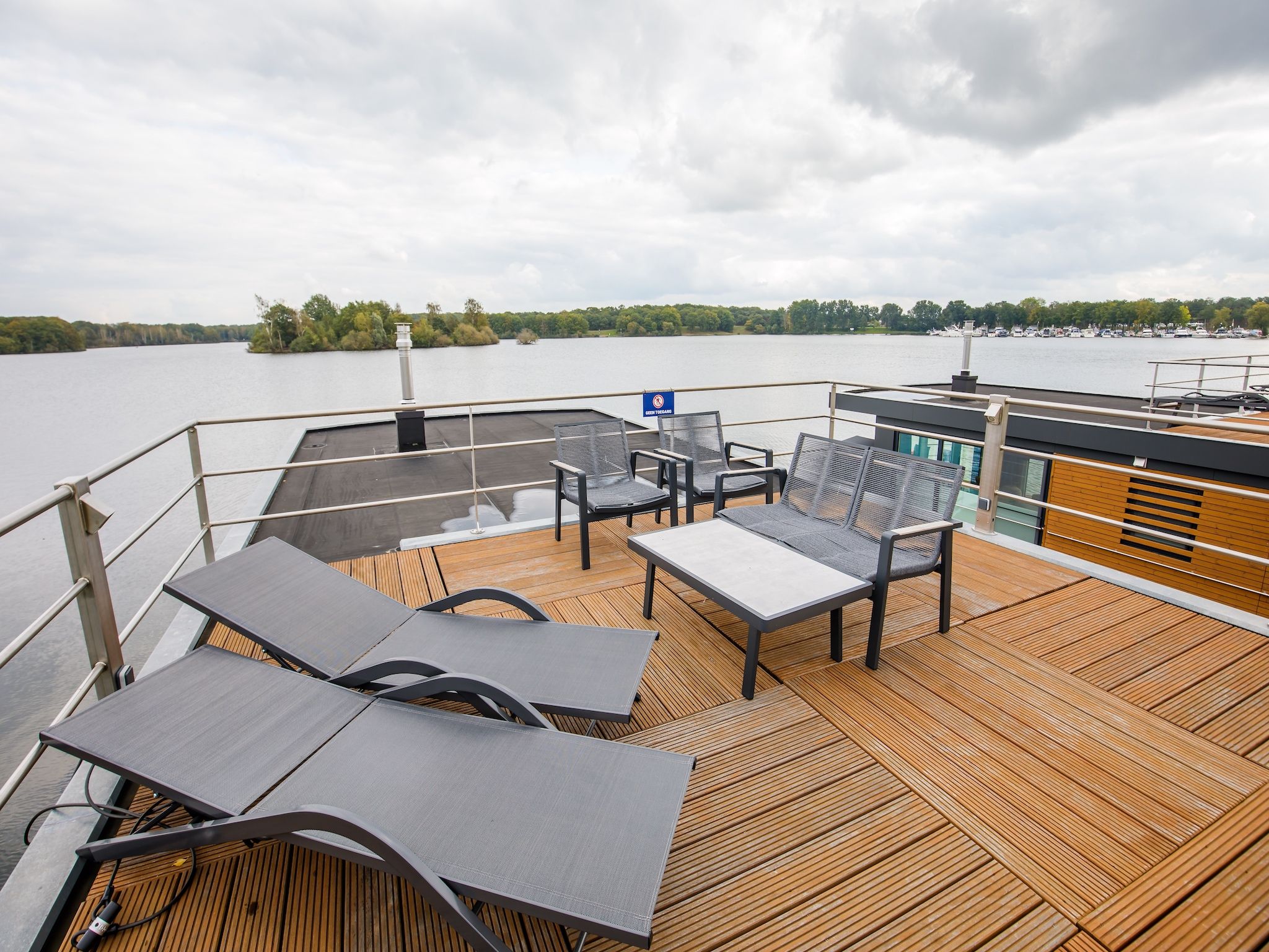 Het terras van Vakantiepark Leukermeer 9 in Well