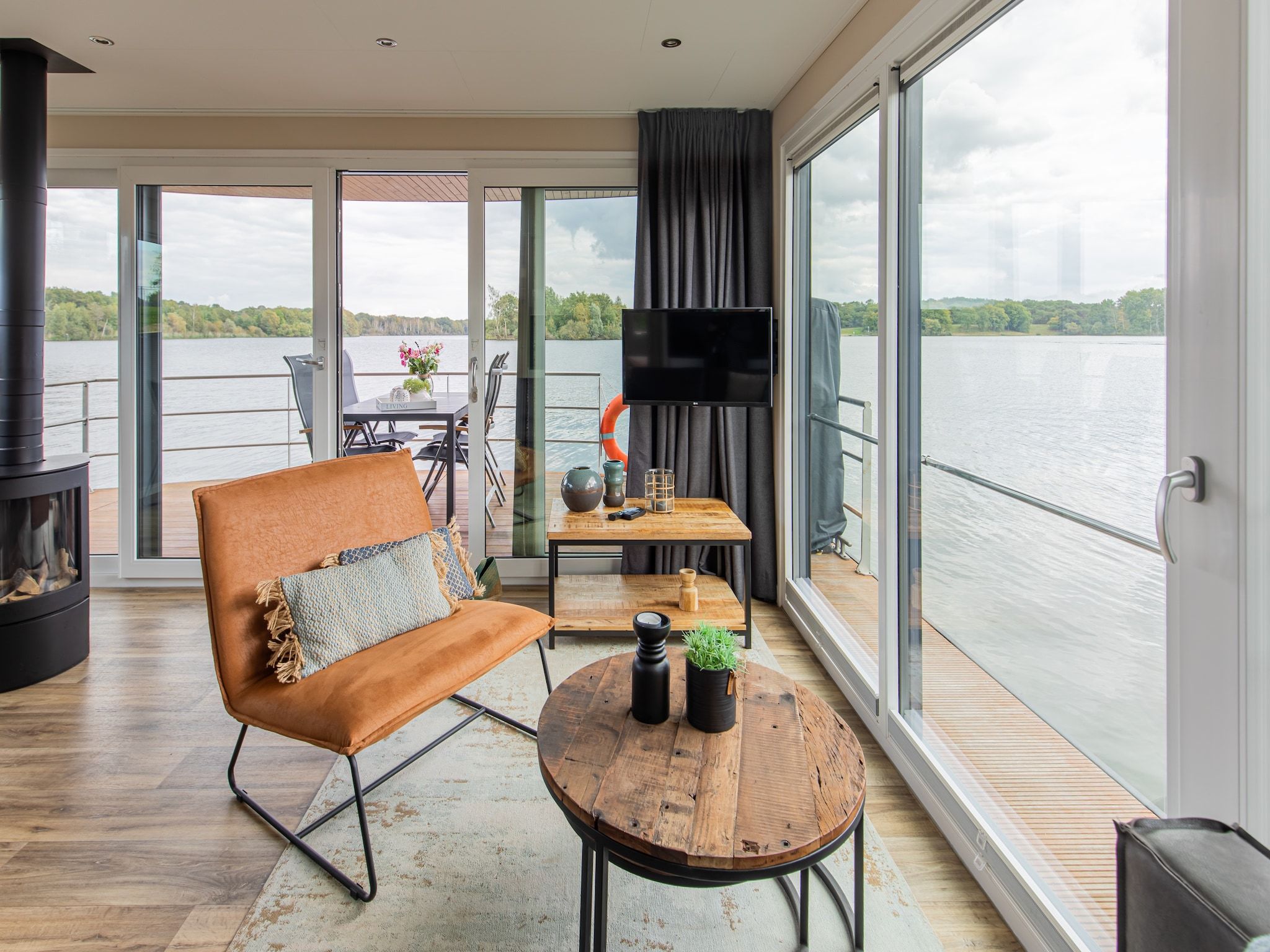 De woonkamer van Vakantiepark Leukermeer 9 in Well