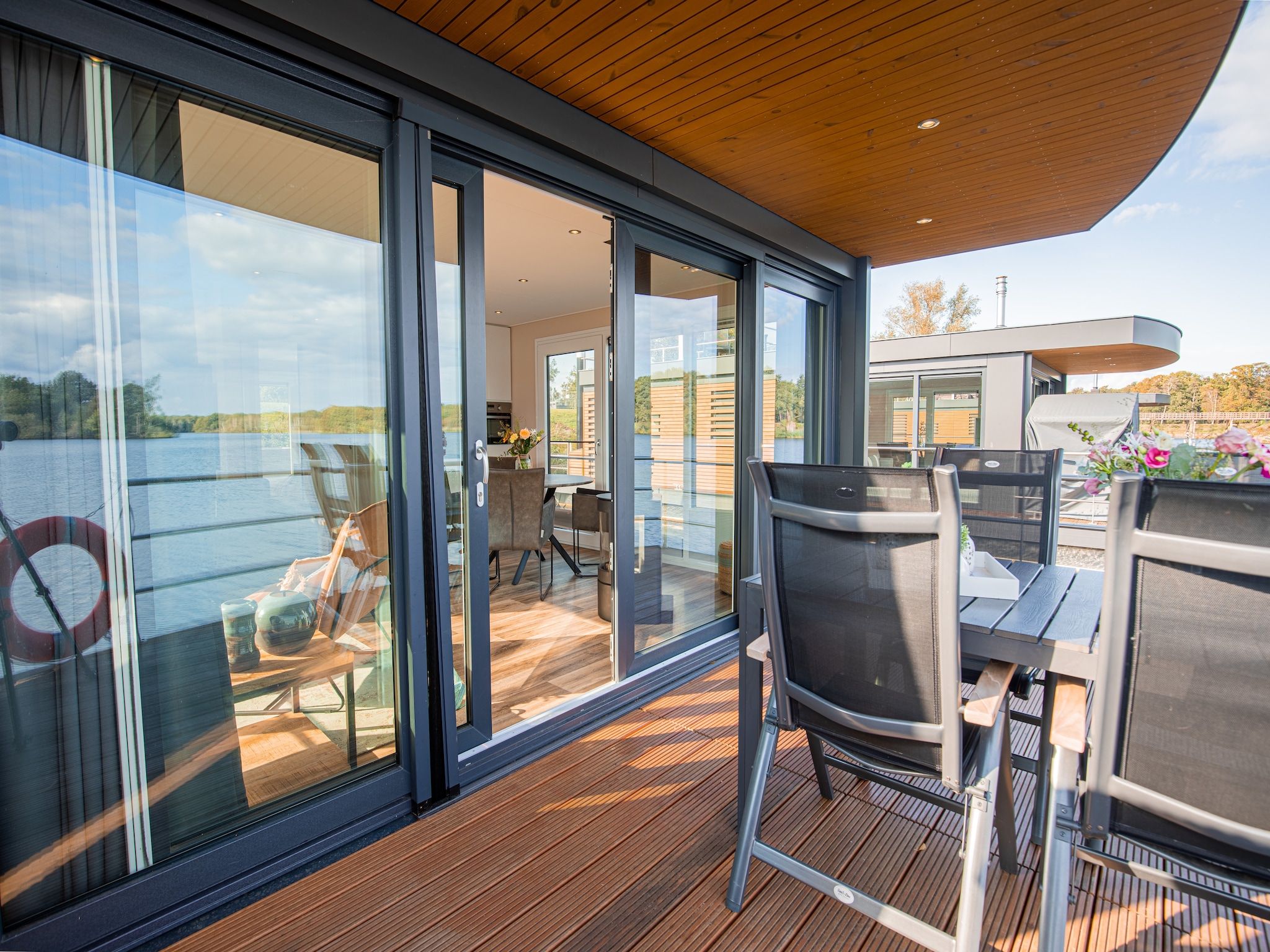 Het terras van Vakantiepark Leukermeer 9 in Well