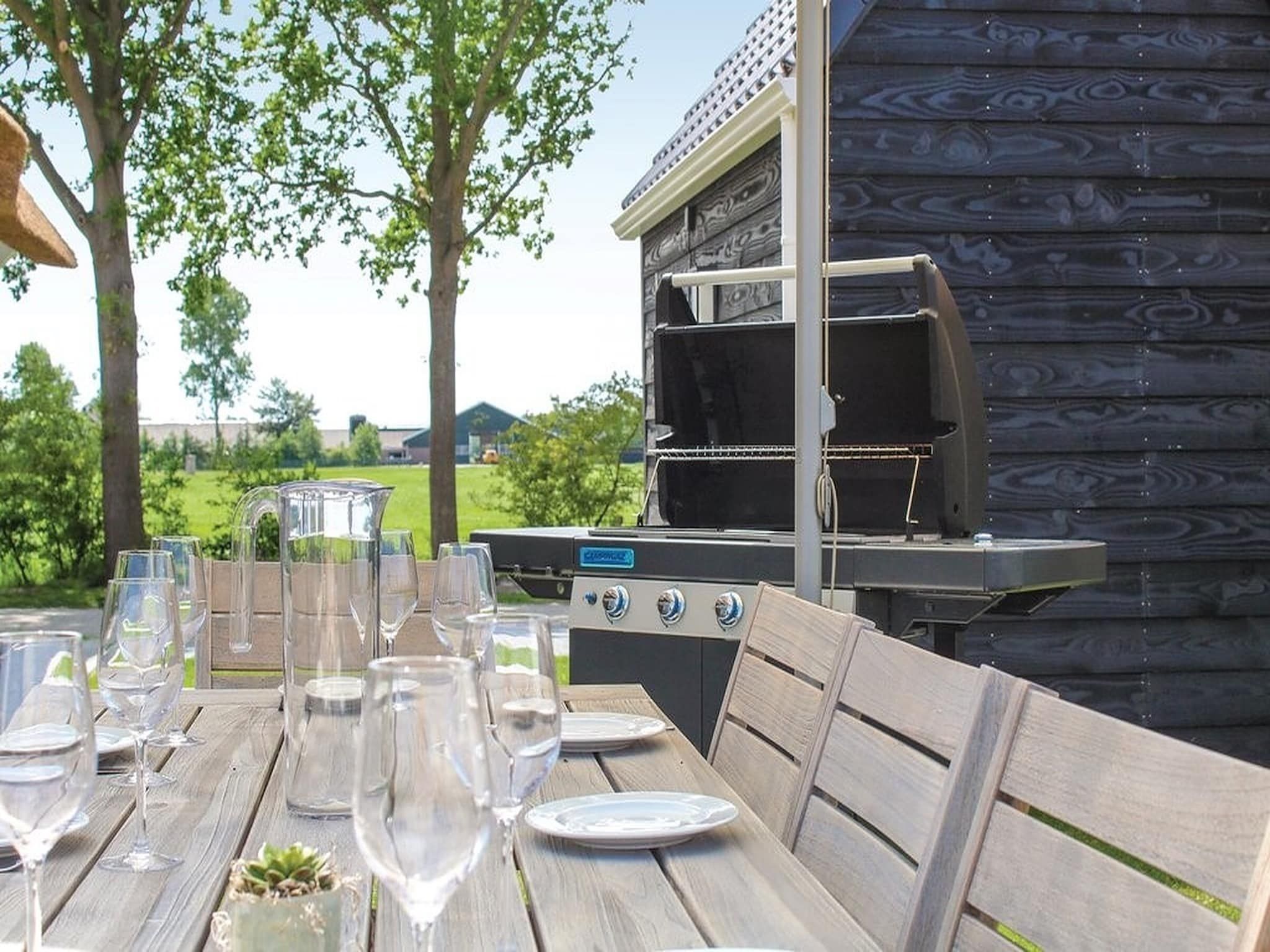 Het terras van Recreatiepark Idskenhuizen 5 in Idskenhuizen