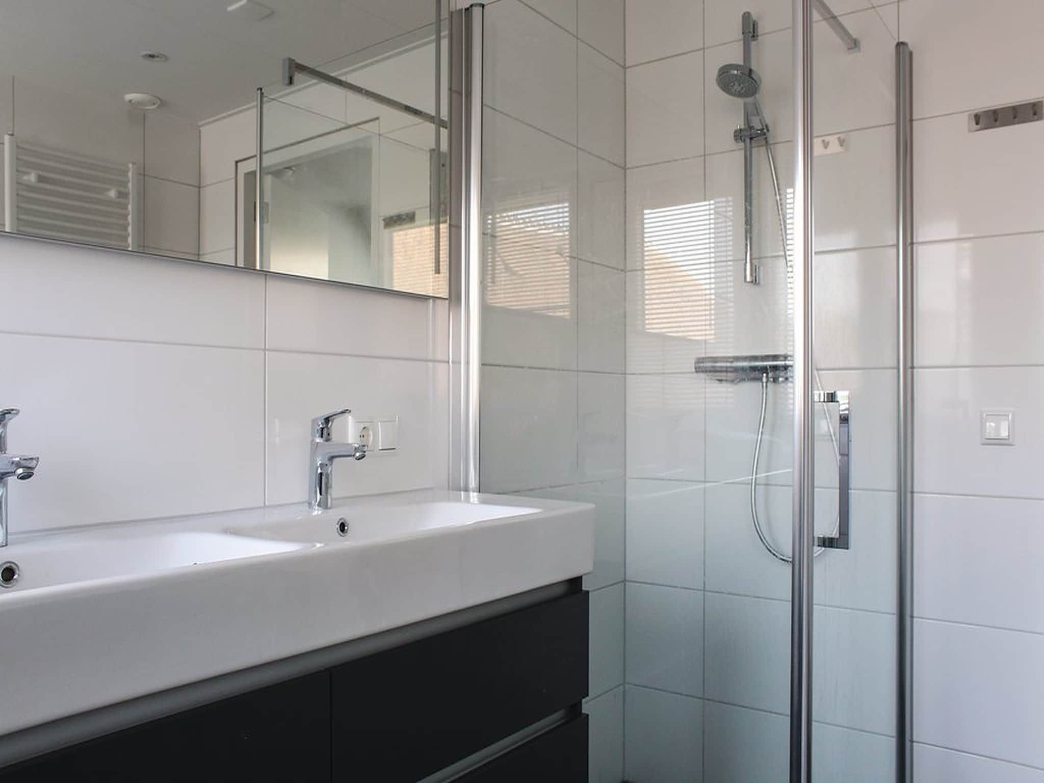 De badkamer van Recreatiepark Idskenhuizen 7 in Idskenhuizen