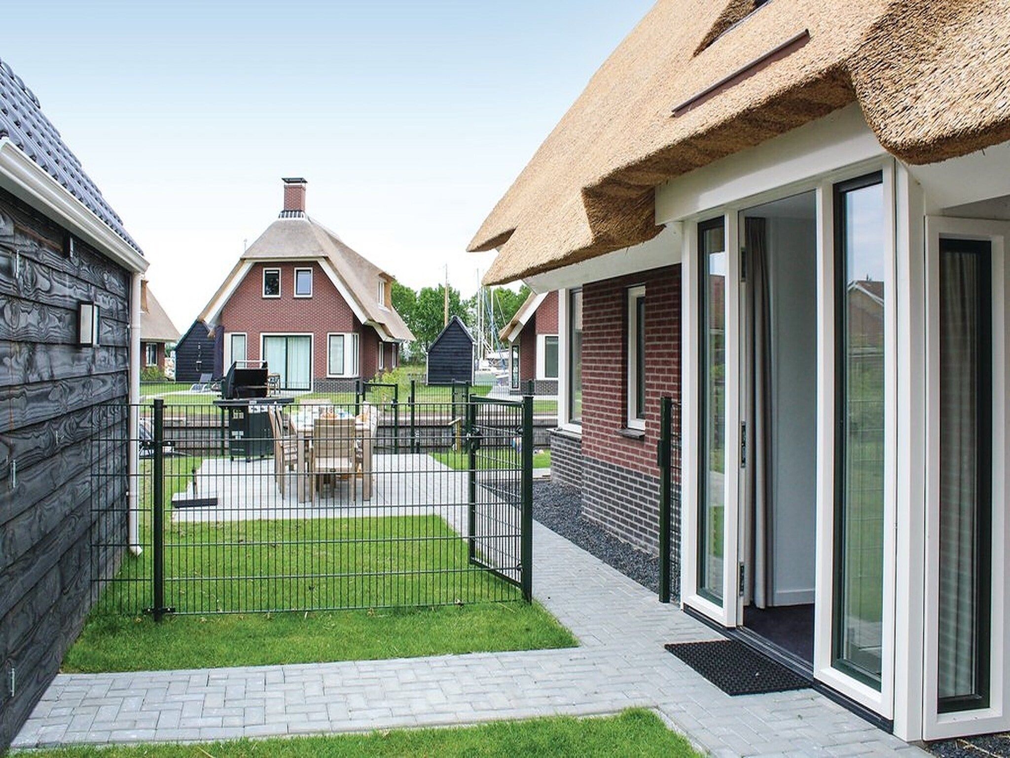 De tuin van Recreatiepark Idskenhuizen 9 in Idskenhuizen