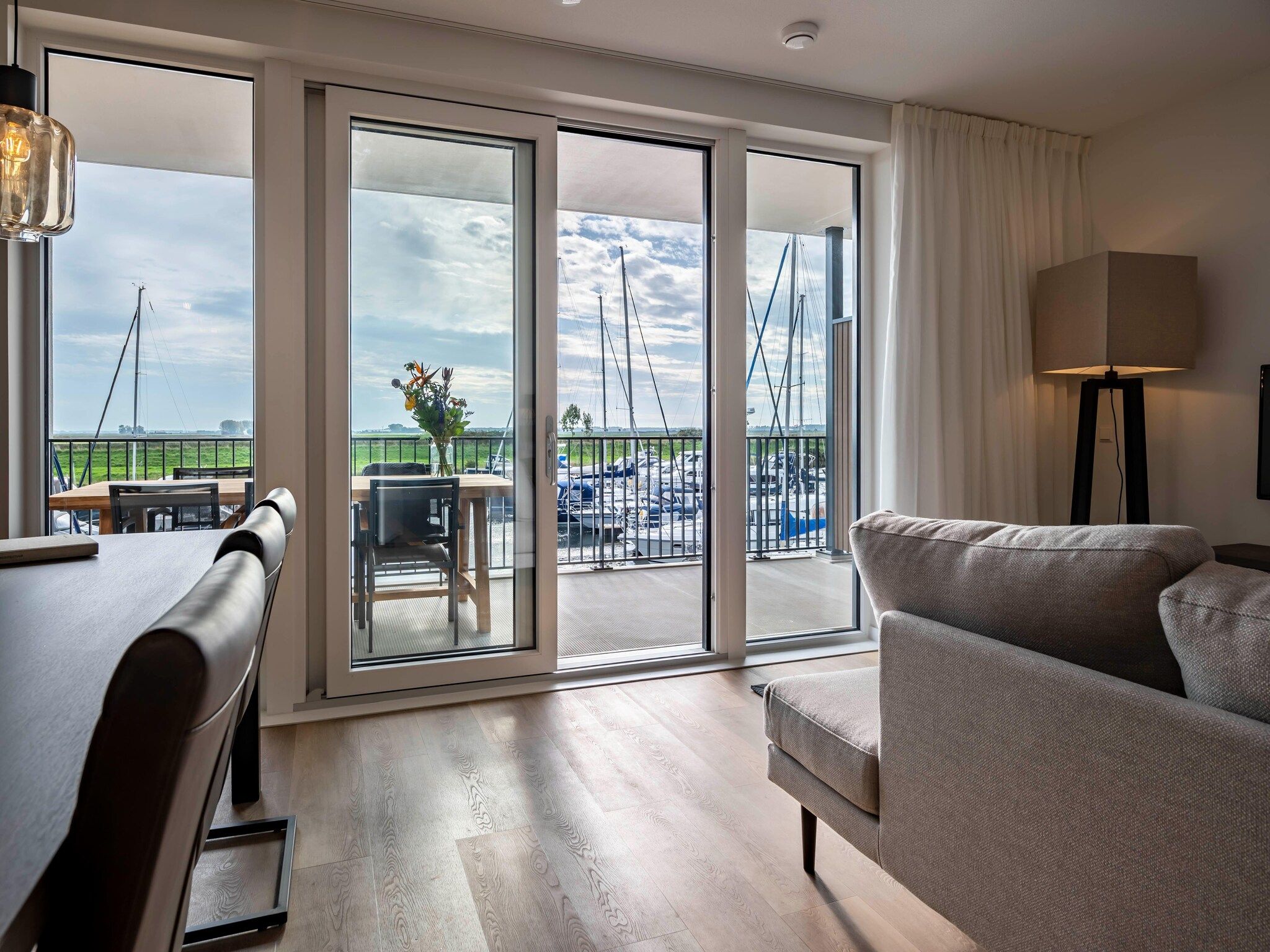 De woonkamer van Harbour Loft 1i Résidence Marina havenzicht in Kamperland