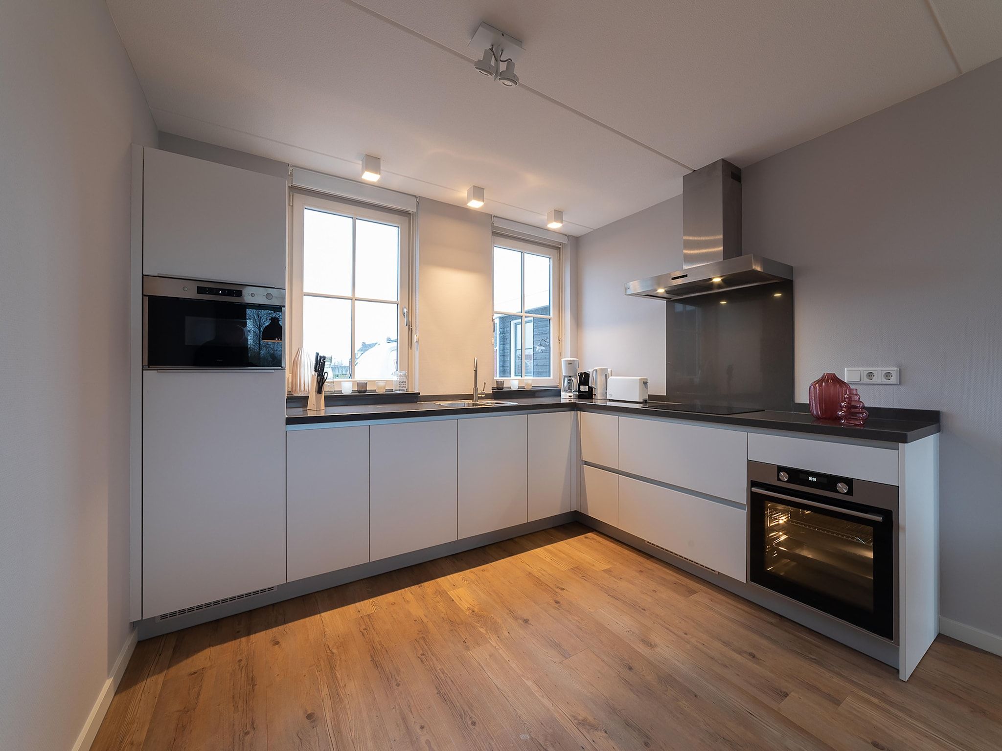 De keuken van Charming Beveland met jacuzzi en buitensauna in Colijnsplaat