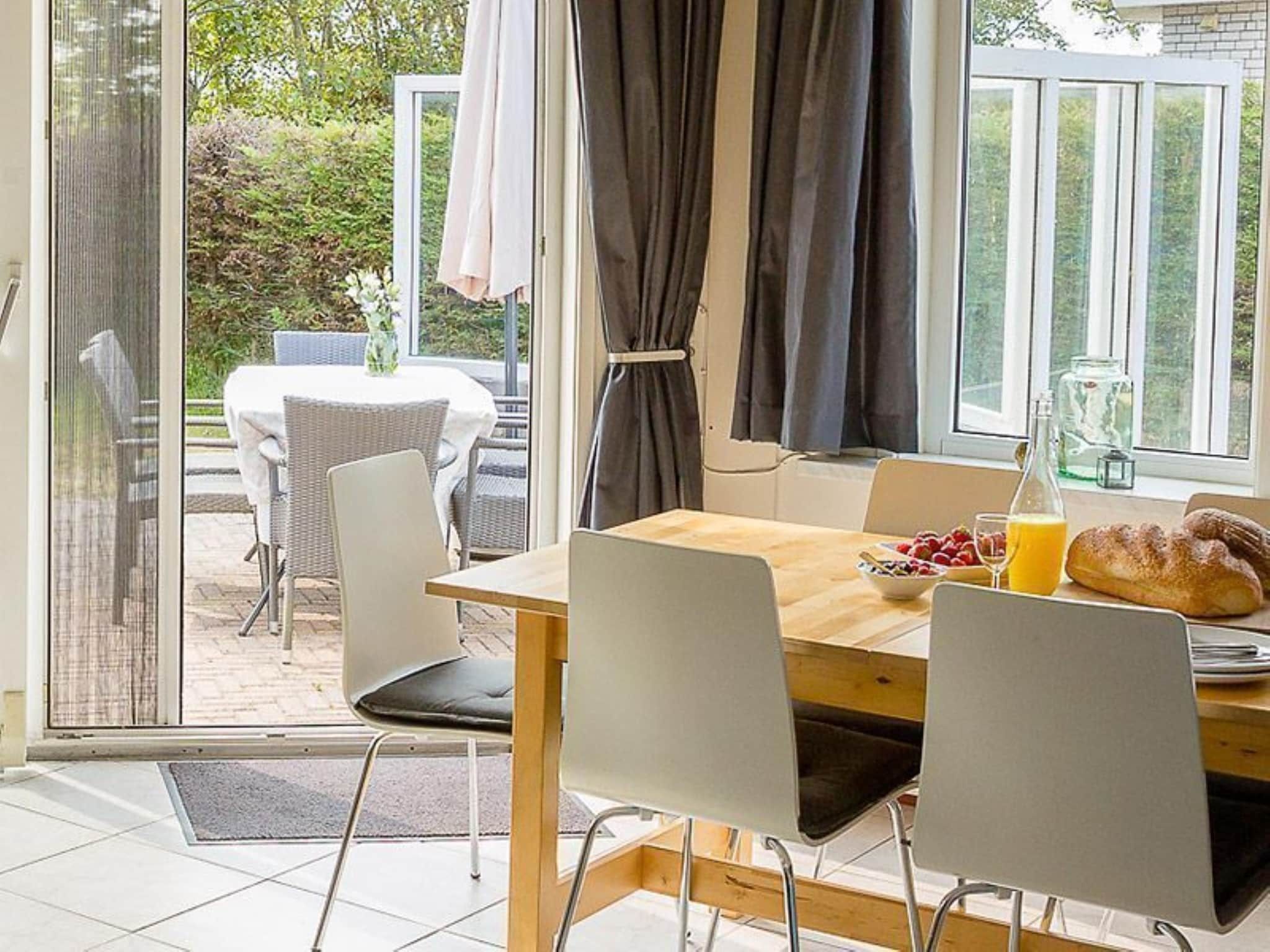 De eetkamer van Golfvilla 40 Comfort in Hollum