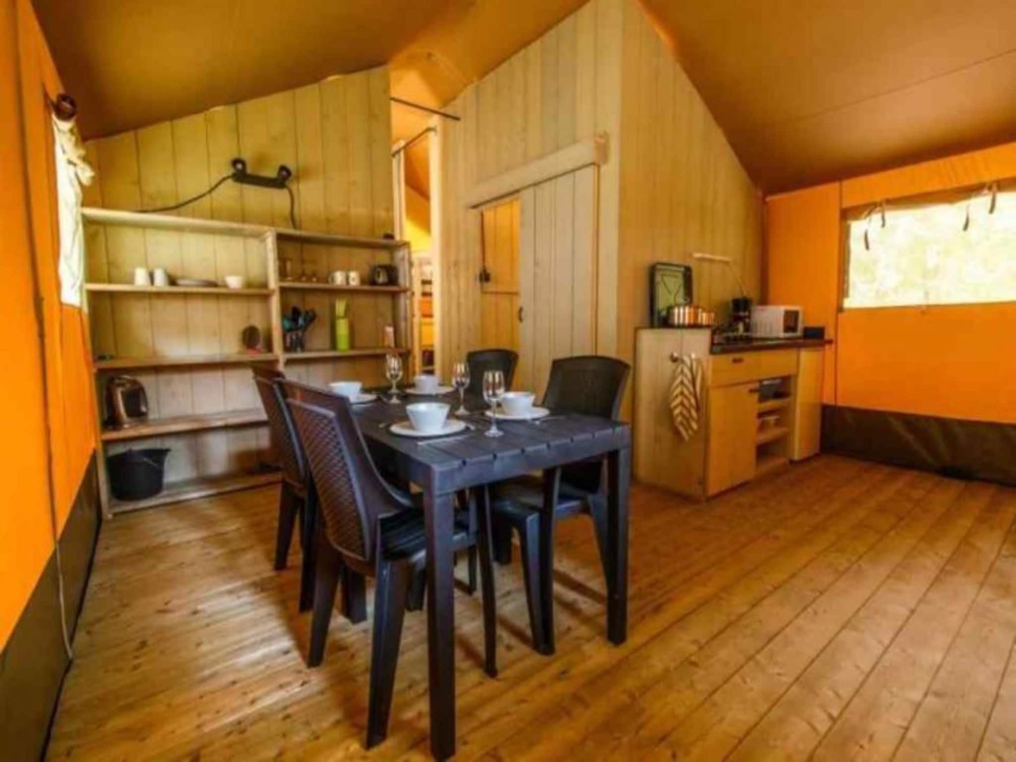De keuken van Luxe safaritent op Ameland in Hollum