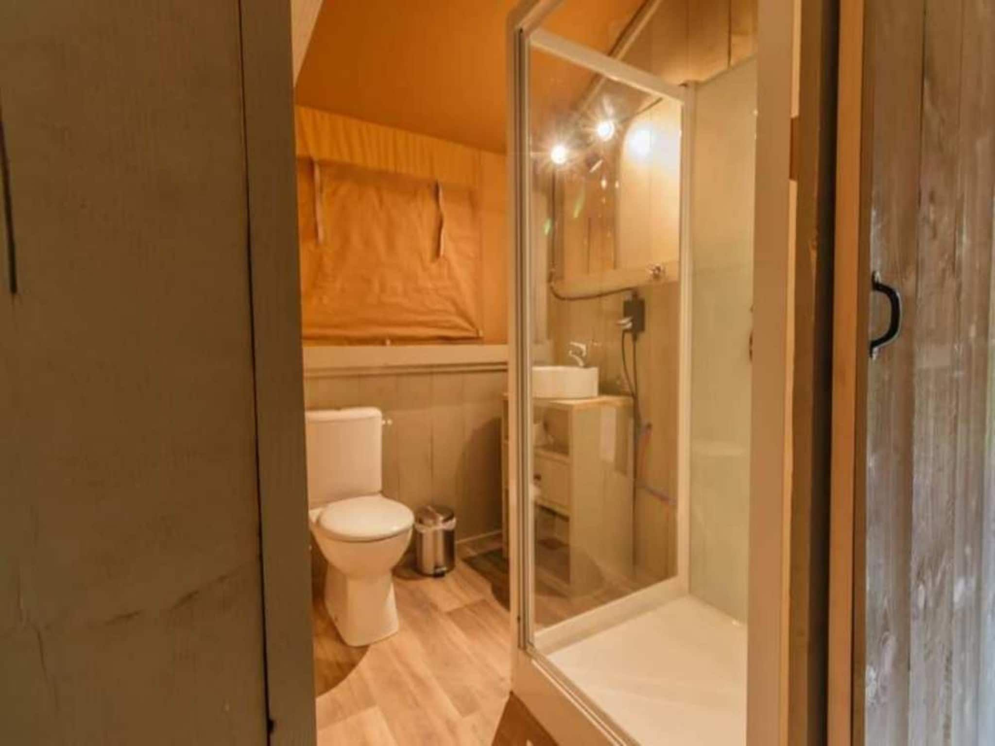 De badkamer van Luxe safaritent op Ameland in Hollum