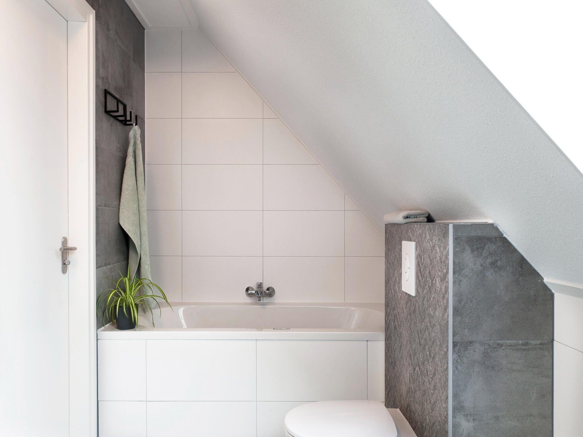 De badkamer van 24 pers Pallertshuis Wellness de luxe met sauna en hout gestookte hottub in Groningen