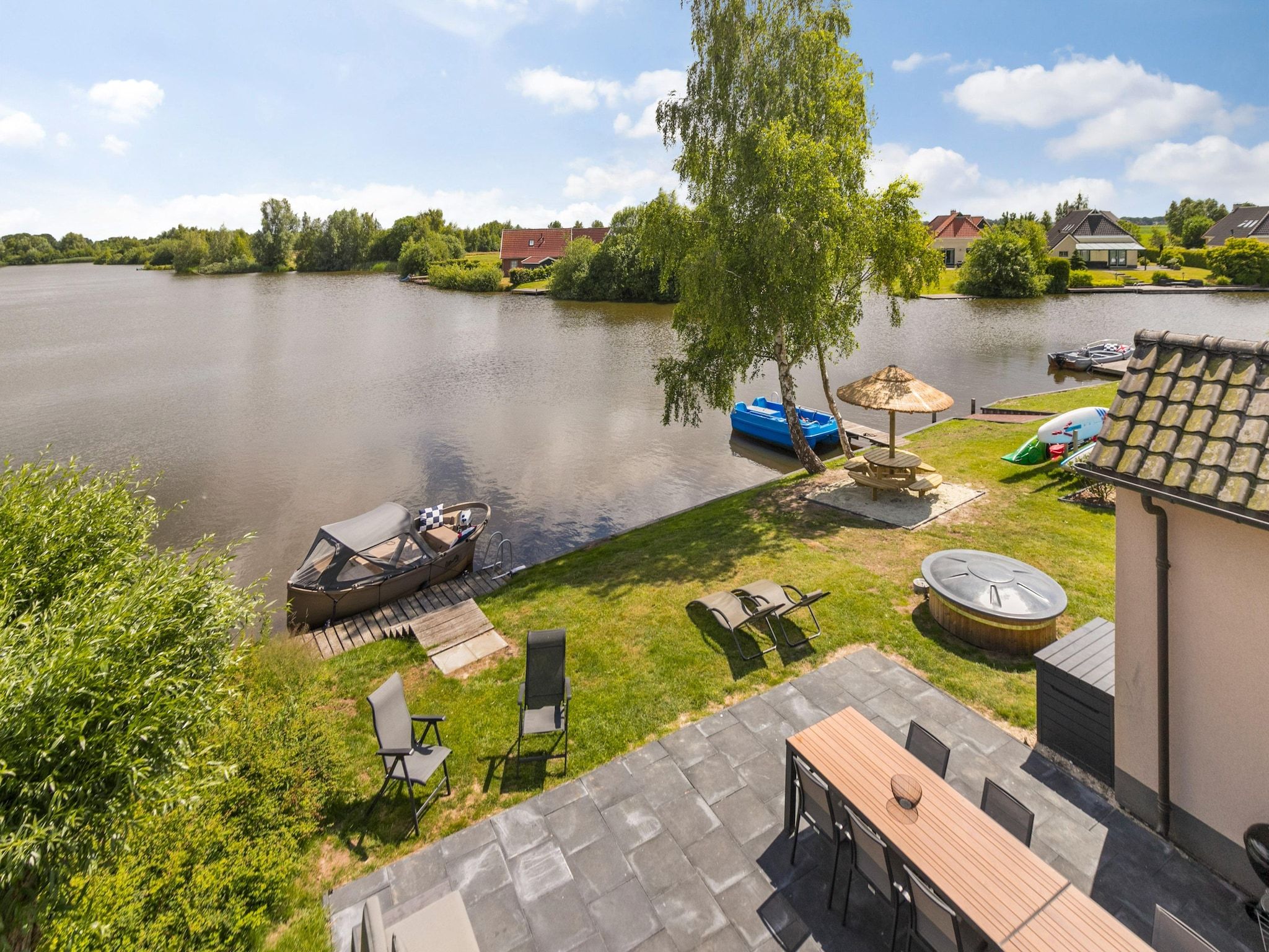 De tuin van 12 pers Lethehuis met sauna buitenspa en toerboot in Vlagtwedde