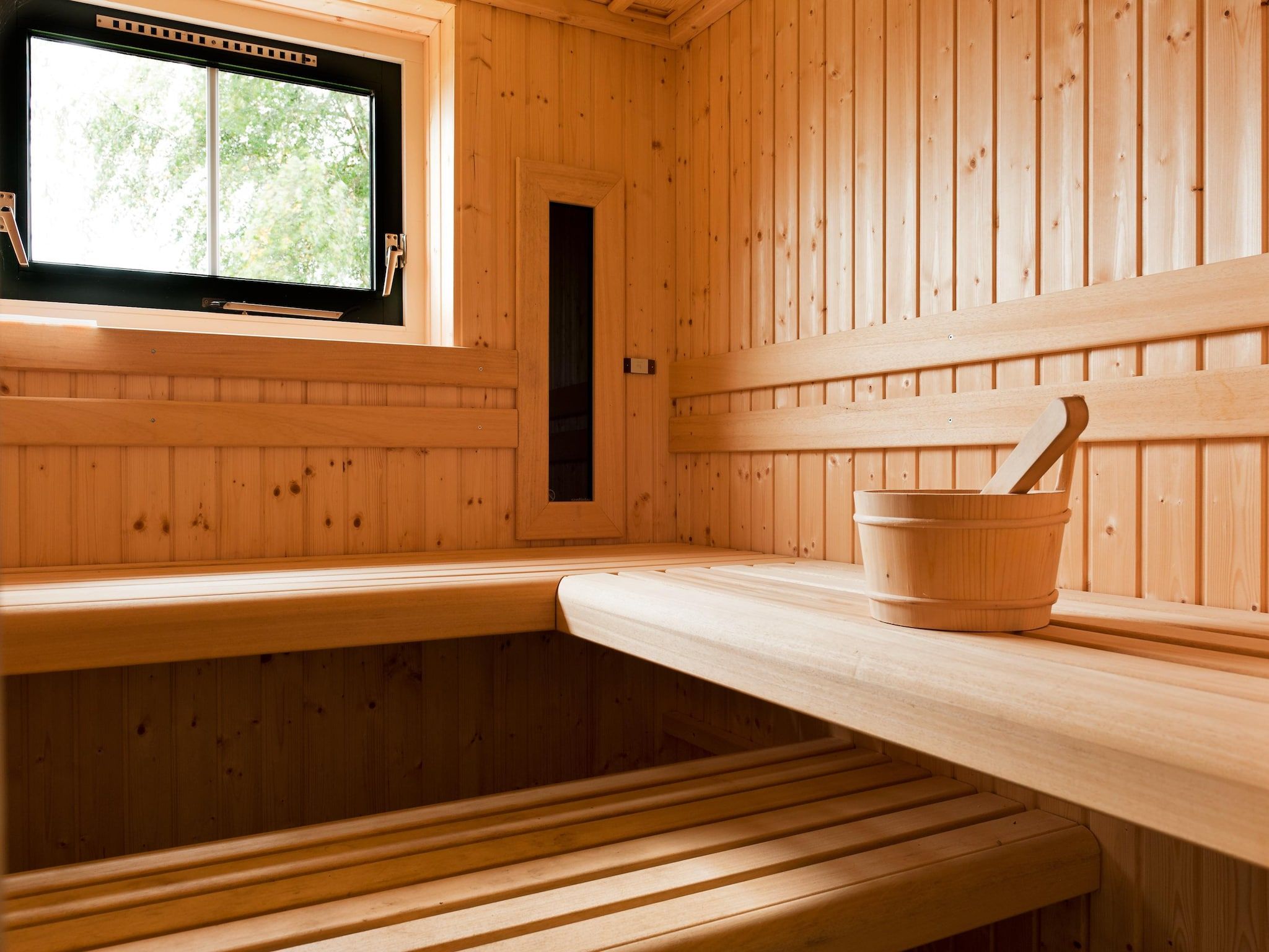 Wellness bij 12 pers Lethehuis met sauna buitenspa en toerboot in Vlagtwedde