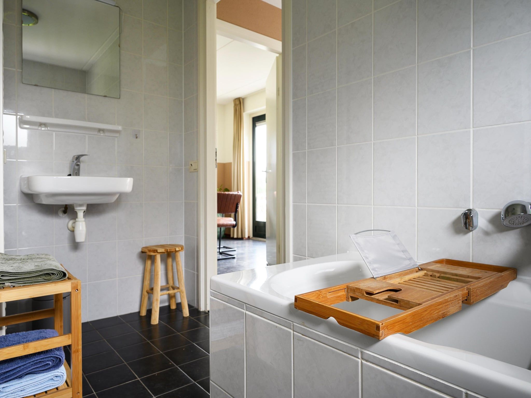 De badkamer van 10 pers Lieskehuis Wellness de luxe met sauna buitenspa in Groningen