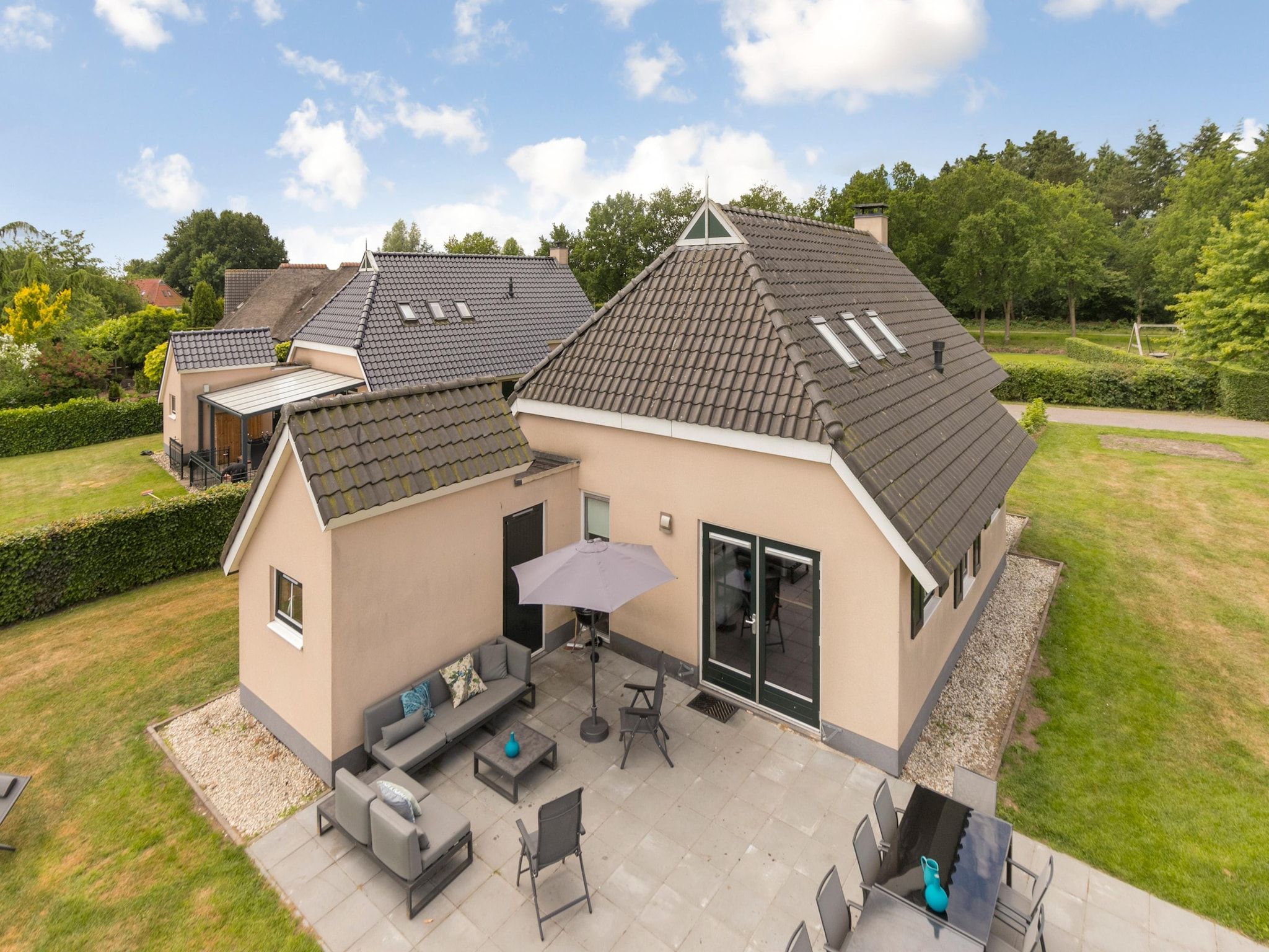 De buitenkant van 10 pers Lieskehuis Wellness de luxe met sauna buitenspa in Groningen