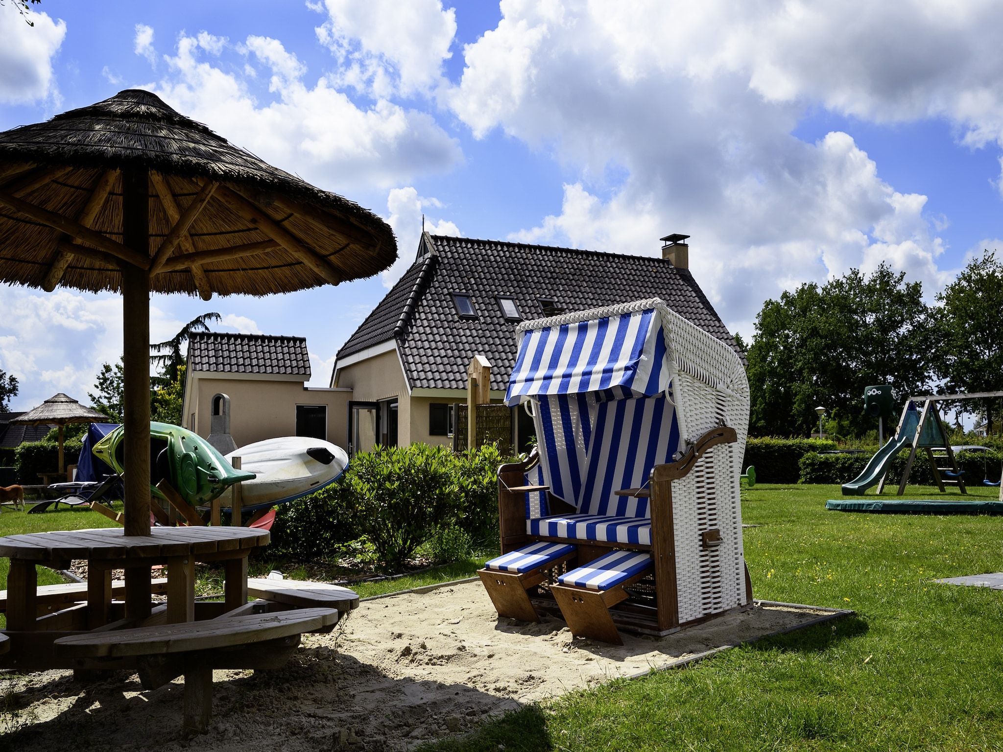 De tuin van 10 pers Lieskehuis Wellness de luxe met sauna buitenspa in Groningen
