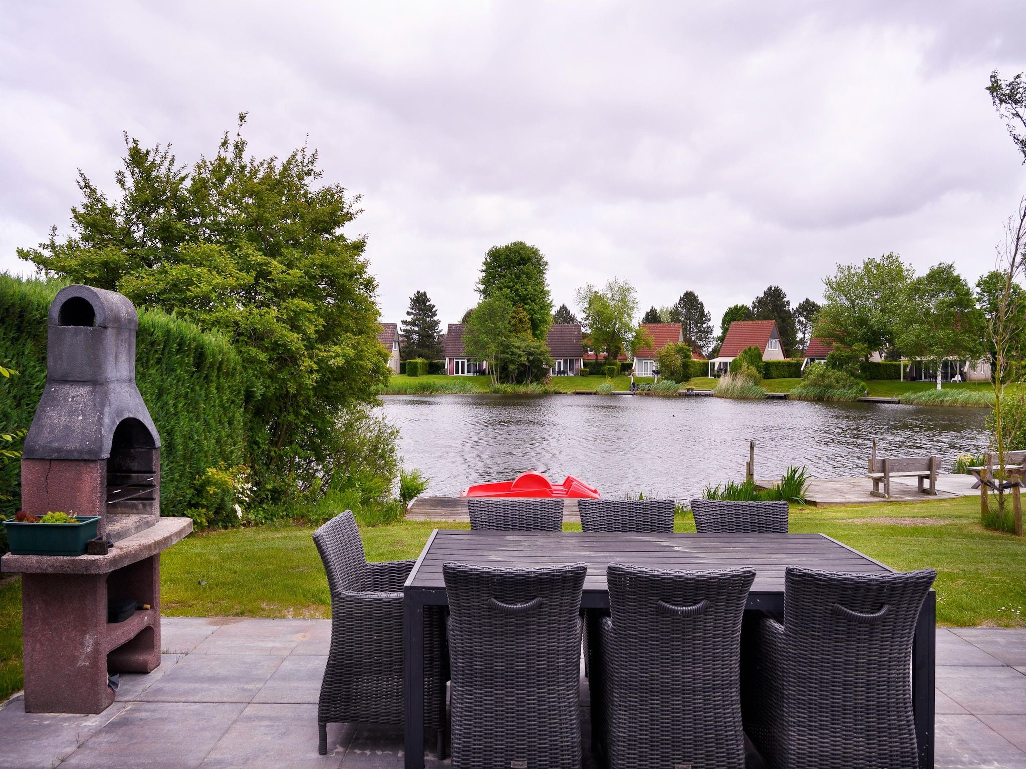 De tuin van 8 pers Westerwolde Prestige Welness met buitenspa in Vlagtwedde