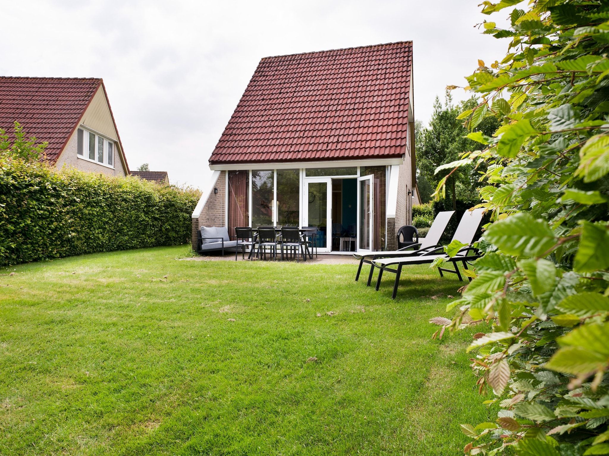 De tuin van 6 pers Renneborghuis Wellness Comfort met sauna in Groningen