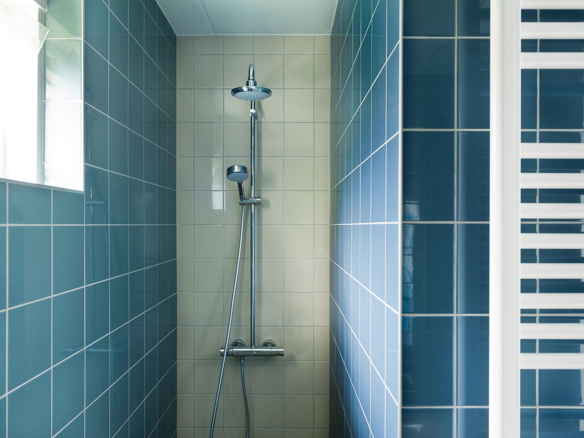 De badkamer van Tobke Wellness de luxe VIP met sauna met buitenspa in Friesland