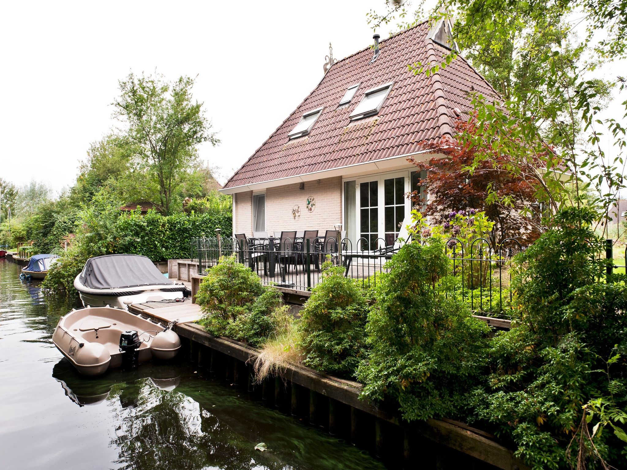 De buitenkant van Grand Fisker Wellness de luxe met sauna buitenspa & sloep seizoensgebonden in Friesland