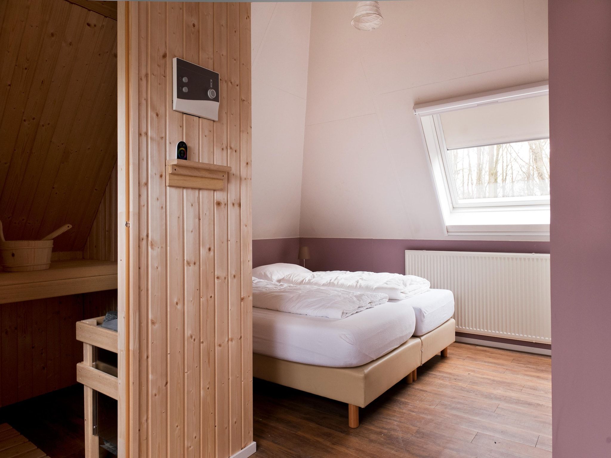 Een slaapkamer van Grand Fisker Wellness de luxe met sauna buitenspa & sloep seizoensgebonden in Friesland