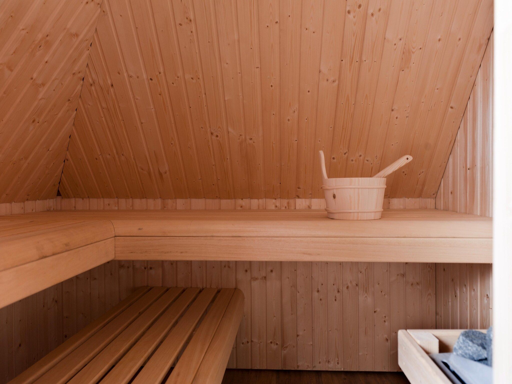 Wellness bij Grand Fisker Wellness de luxe met sauna buitenspa & sloep seizoensgebonden in Friesland