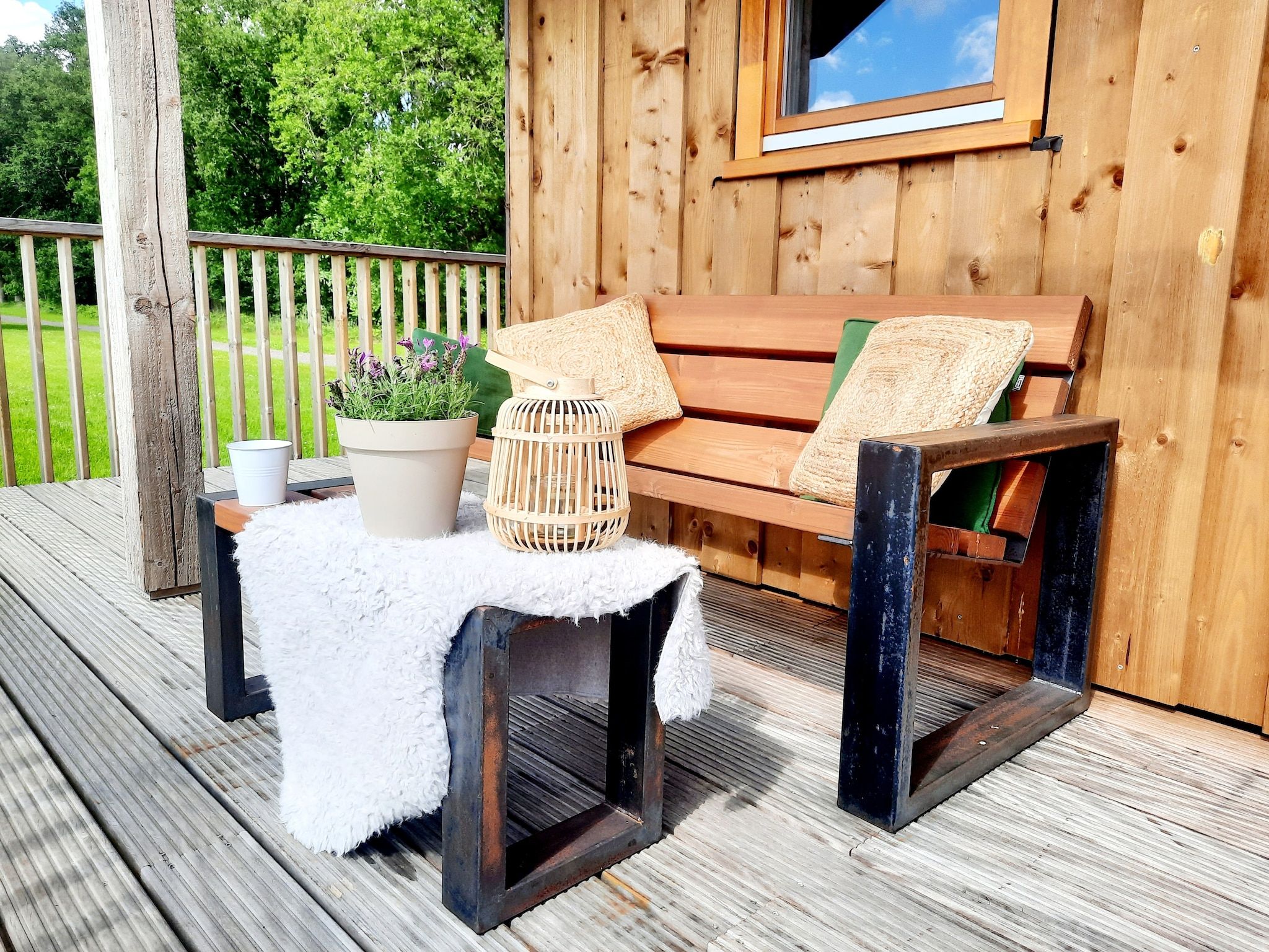 Het terras van Acker Lodges 1 in Ruinerwold