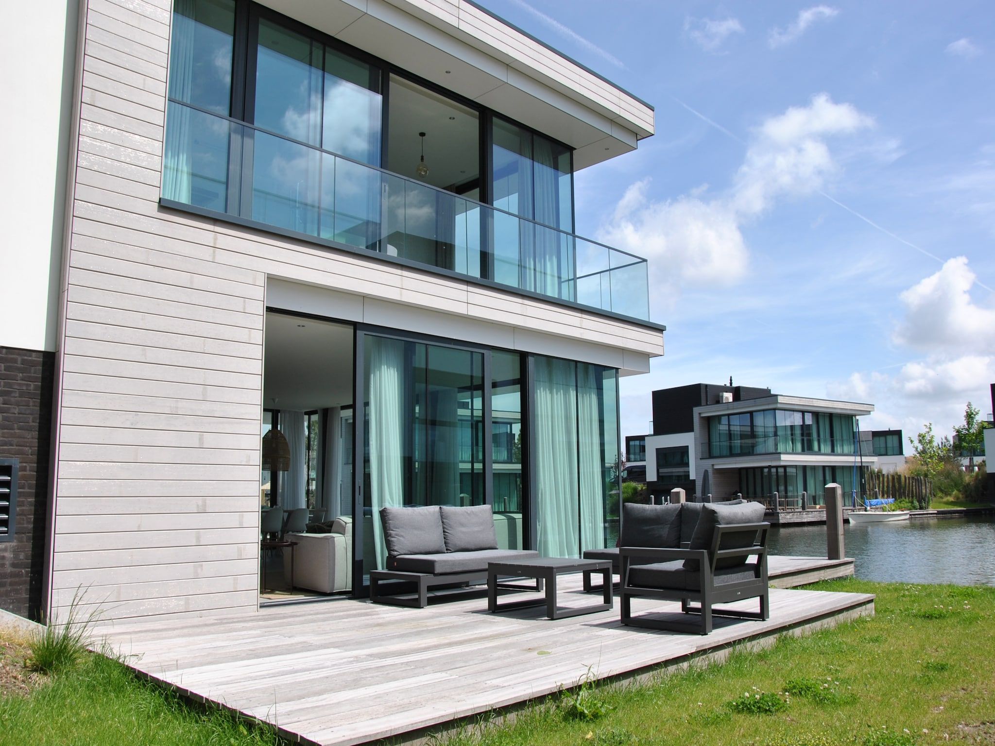 De tuin van Harbour Village 15 in Arnemuiden