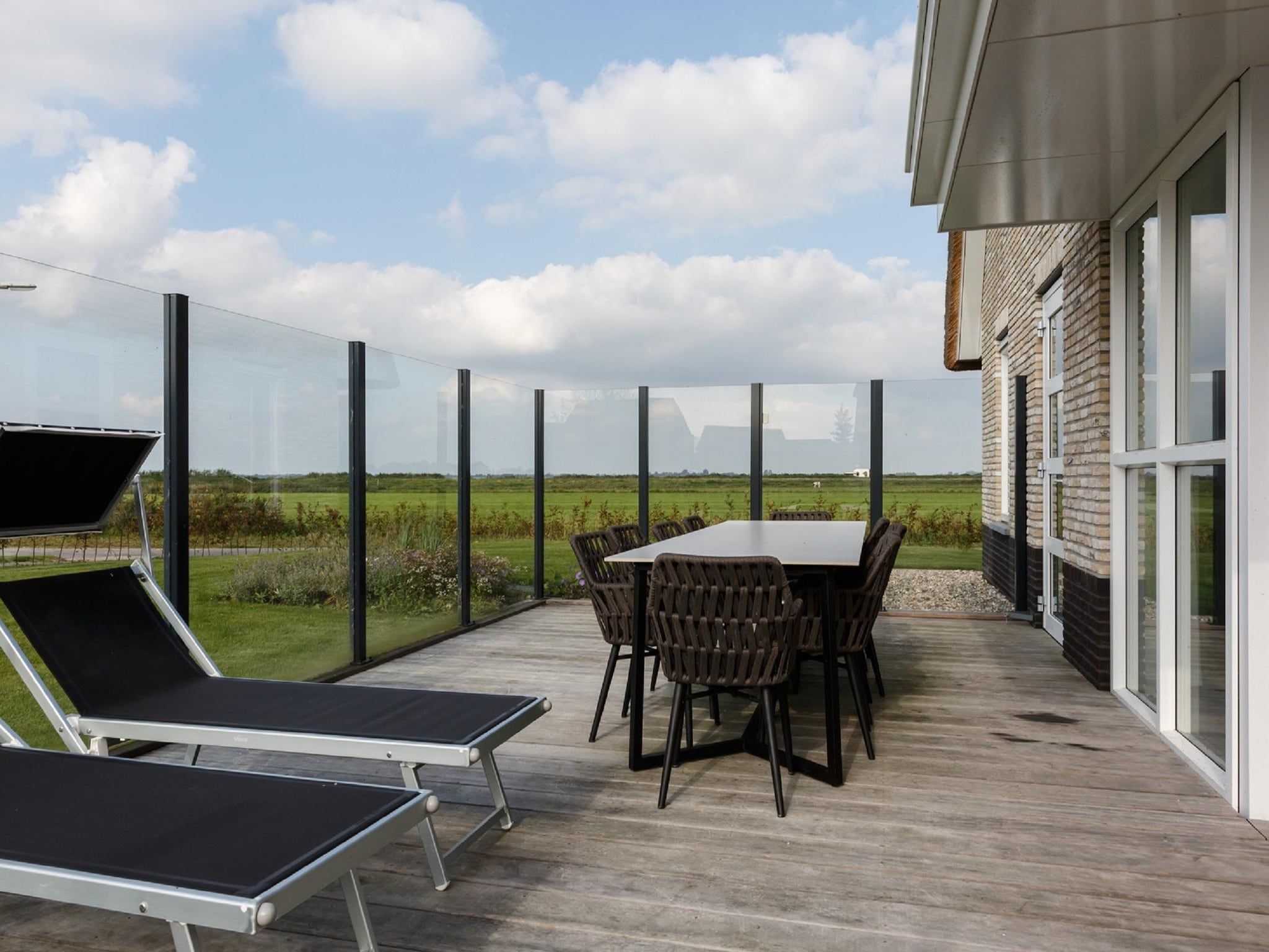 Het terras van Friese Meren Villa's 20 in Delfstrahuizen