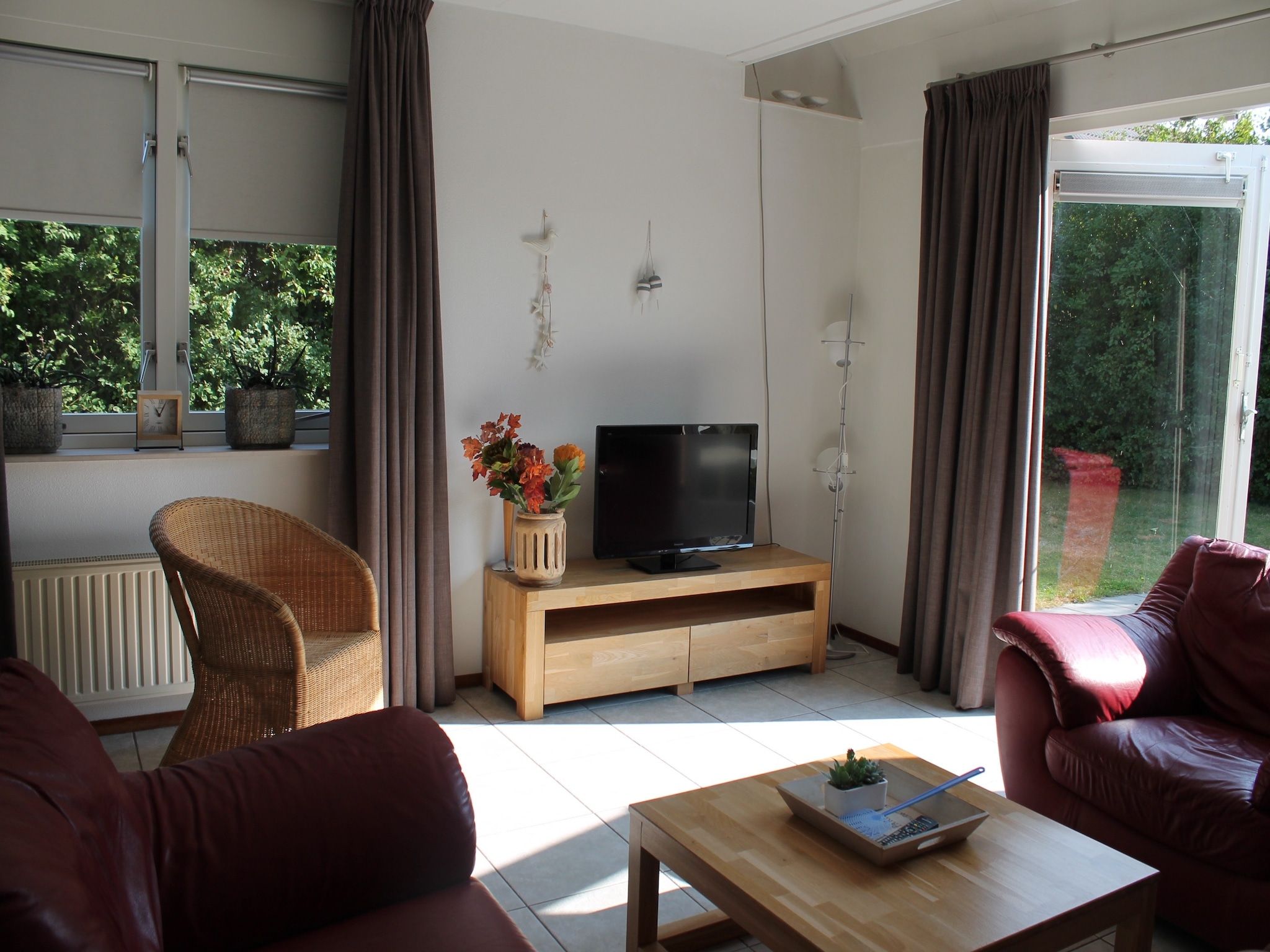 De woonkamer van Villapark De Oesterbaai 85 in Wemeldinge