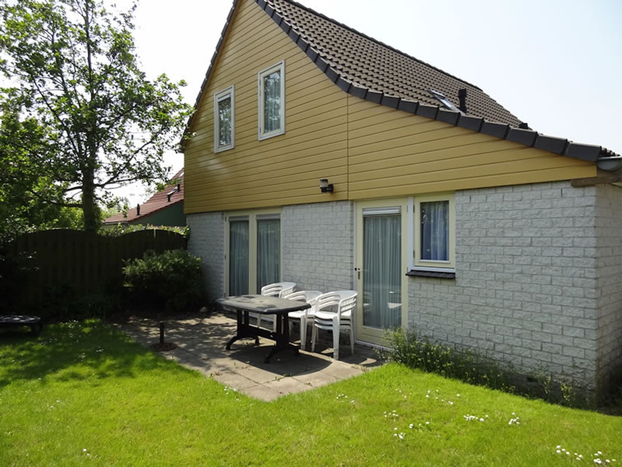 De tuin van Villapark De Oesterbaai 111 in Wemeldinge