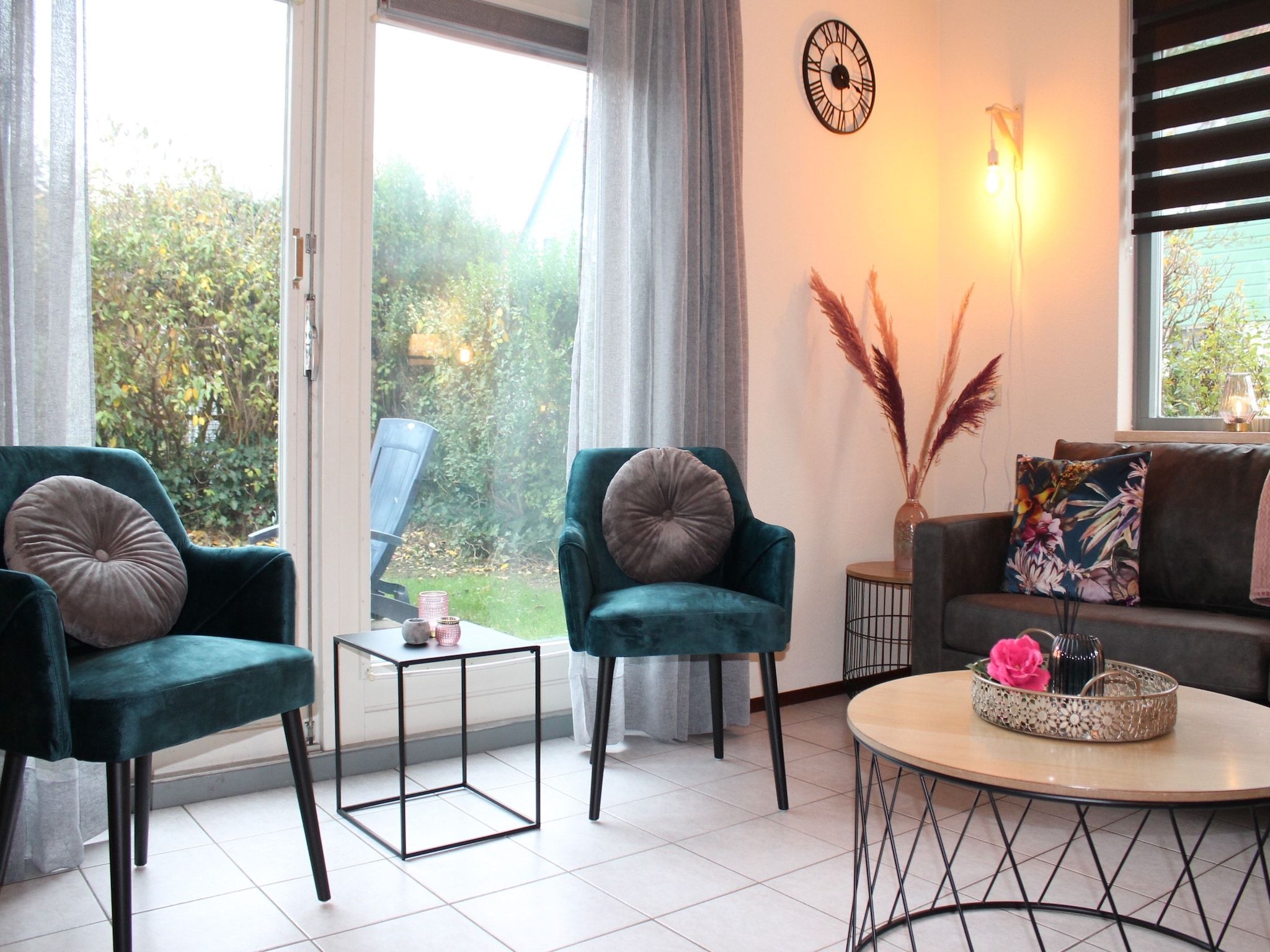 De woonkamer van Villapark De Oesterbaai 111 in Wemeldinge