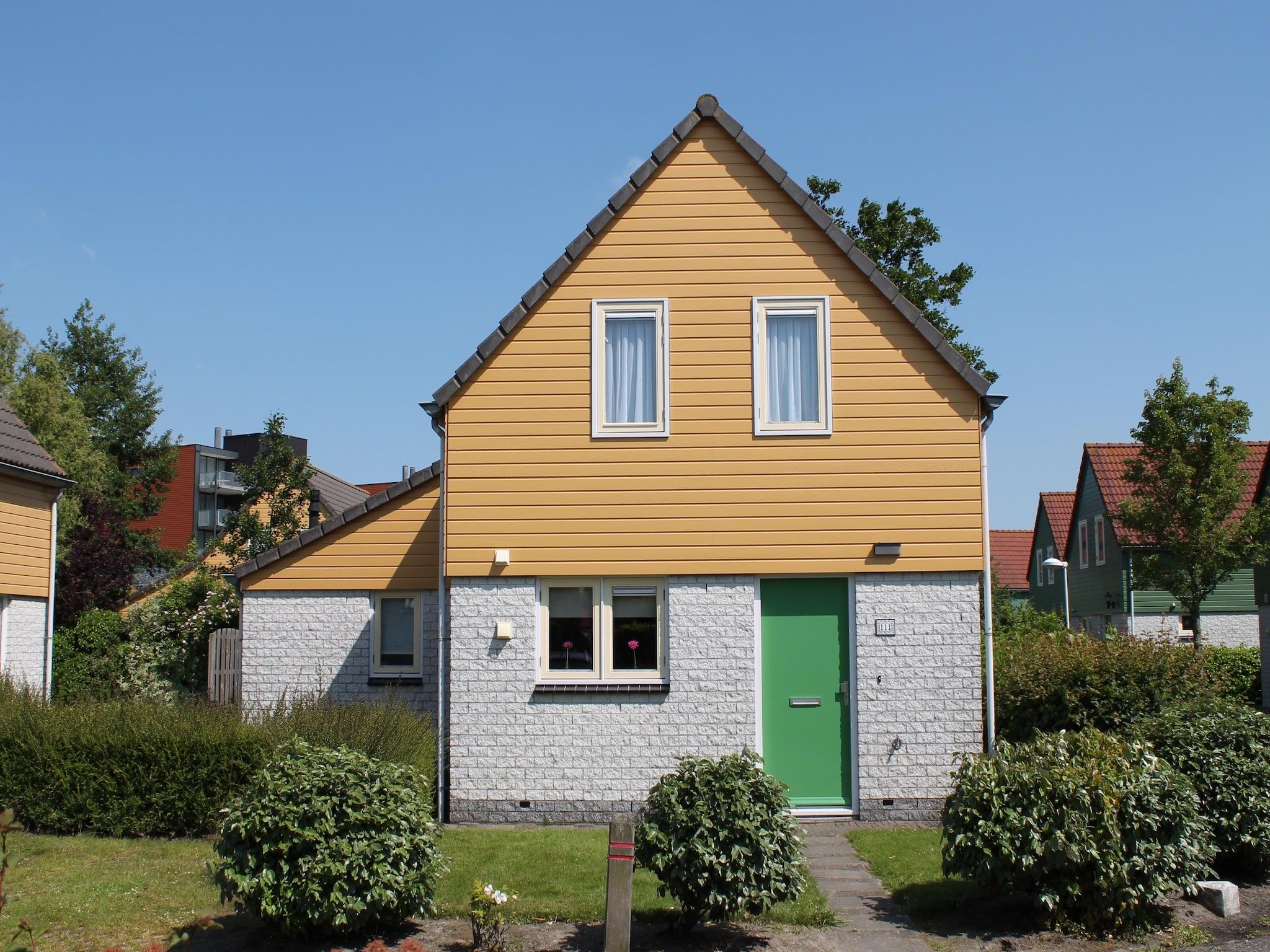 De woonkamer van Villapark De Oesterbaai 111 in Wemeldinge