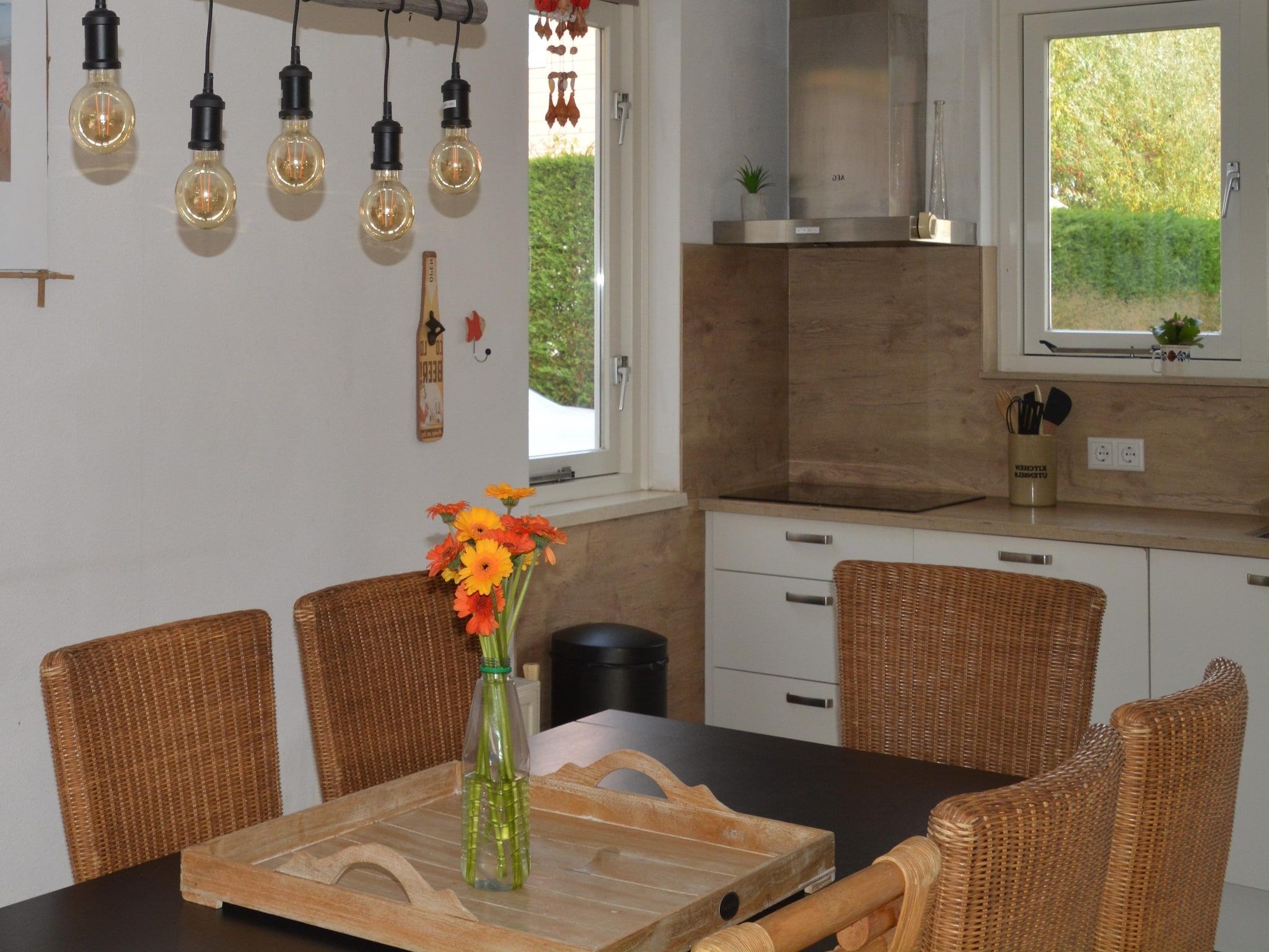 De eetkamer van Villapark De Oesterbaai 110 in Wemeldinge